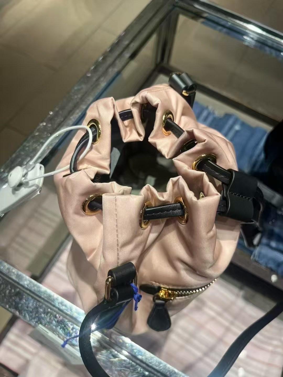 預購 Burberry🌈🌈 折扣款 尼龍水桶包 Sale