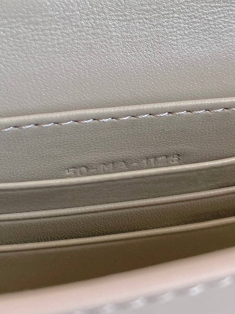 🈶全皮米色 𝗗𝗜𝗢𝗥 𝗦𝗶𝗴𝗻𝗮𝘁𝘂𝗿𝗲 链条手袋 全新系列一出直接萌翻天，很难不火 通常在金属包扣或链条装饰的CD字母 这次当了回主角，直接放大像极了猪鼻子 压印浮雕质感和字母的立体弧度，好高级 成了包身上一眼就能看到的重点元素 女生风格多面，包包更是如此 当一只小可爱不仅可以斜挎单肩 还能拎着当手拿包，搭配丝巾腋下背 基本就已经被拿捏住了！！ 翻盖开合像个小盒子，日常通勤容量OK 21×11×5cm，#8133m