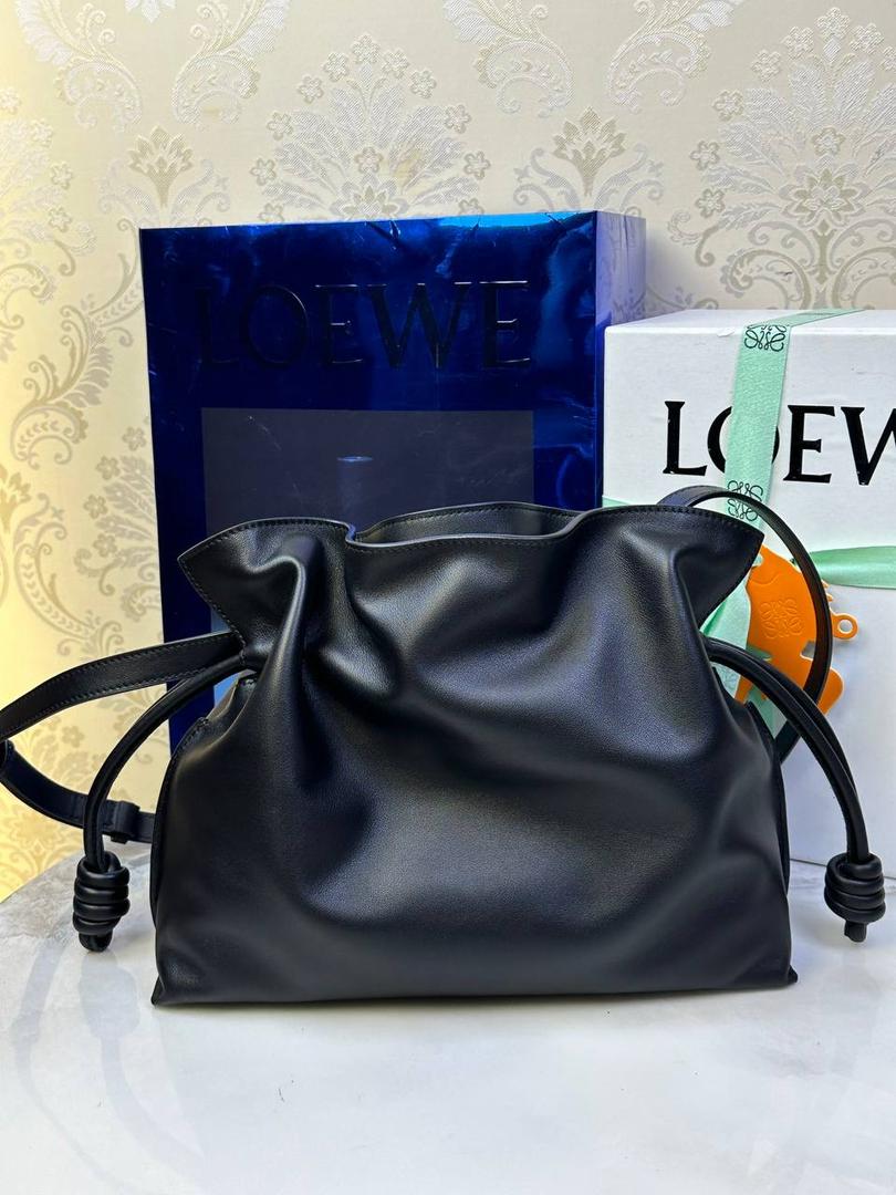 全新升级—𝙁𝙡𝙖𝙢𝙚𝙣𝙘𝙤出货啦✅ ❤️升级版福袋正面新增品牌烫金𝙇𝙤𝙜𝙤代替压印𝙇𝙤𝙜𝙤，肩带加宽同时增加两侧狗扣五金代替原本皮穿扣肩带，精致又便捷🥰 ❤️独家定制皮料五金，小牛皮皮质手感十分柔软且耐用，肩带🉑拆卸🉑调节，多种背法任你选择，容量超大，日常出行必备😍 ❤️独家品控，完全对版细节，全套礼盒🎁包装给你满满的仪式感🥰 中号尺寸：𝟑𝟎-𝟐𝟒.𝟓-𝟏𝟎.𝟓𝐜𝐦 款号：052028黑色