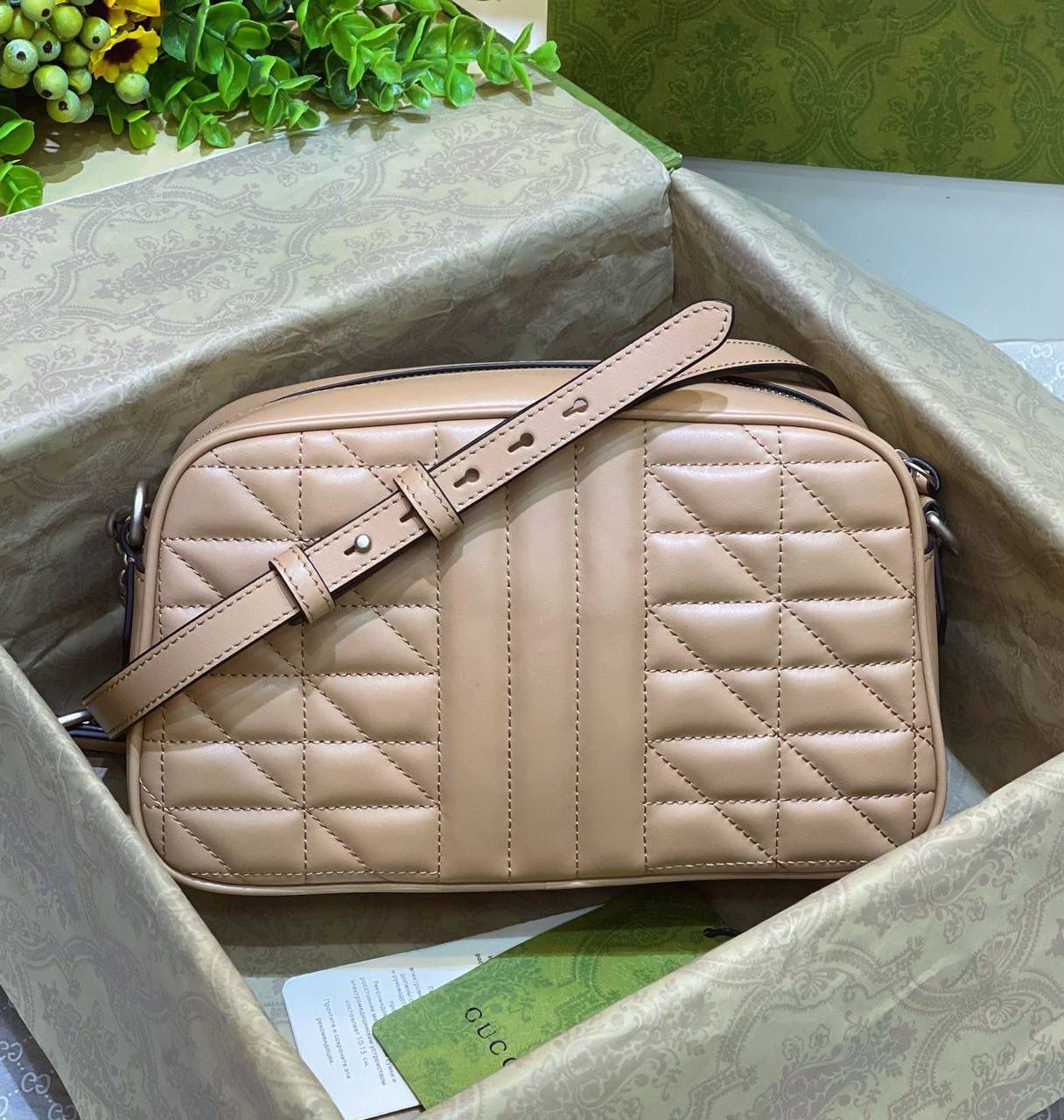 ✈️✈️✈️ 🔥𝐌𝐚𝐫𝐦𝐨𝐧𝐭菱格原厂皮# ▫️型号447632 ▫️尺寸 24*14*8cm 全新经典款相机包 ，整个包身下血本都用了原厂牛皮❗️最基础的包型.立体棱格绣花在灯光下让整个包活跃了起来，肩带可调节上身太好驾驭 不挑身高，也是全球打人必备的百搭单品！778590