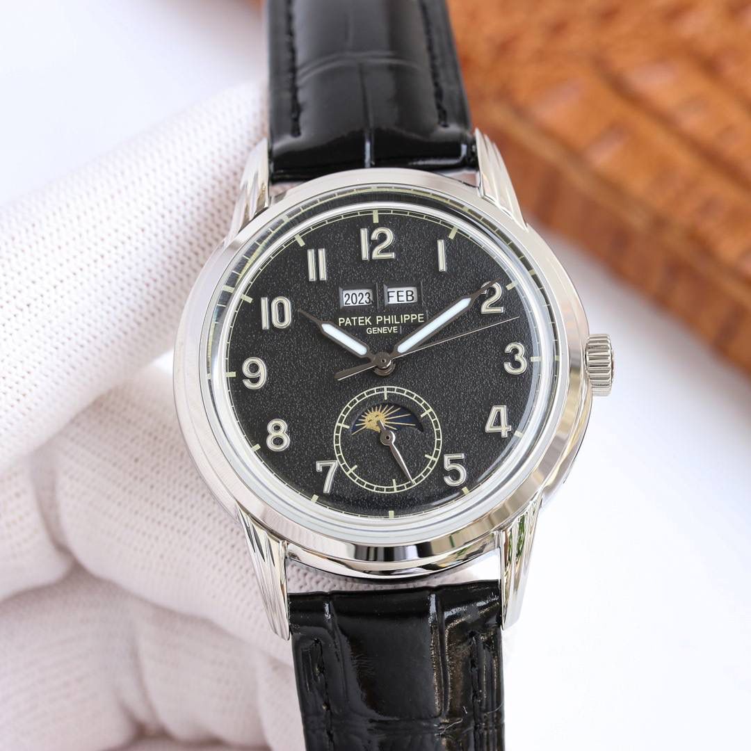 百达翡丽5320G-001超级复杂功能时计直径40毫米一体冲压成型的双层式精钢表壳，致敬了经典的设计语言奶油色的表盘营造复古氛围，表盘边缘刻印有密分秒数刻度，配金质阿拉伯数字及五分钟凸圆刻度字钉，更有立体感。时分指针以巴顿式设计为基础，配以尖长的针尖，这特色造型是呼应了 1950 年代 Ref. 1463 计时码表的指针。表盘6点位置是月相显示和日期分拨。所有的万年历标志都很好，一眼就能读懂。内里搭置了仿324 S Q 自动上链机芯，是 324 自动上条传奇机芯的精装版本。机芯夹板桥经倒角，边缘作细意打磨，主夹板饰以鱼鳞纹，而夹板则缀以日内瓦波纹，夹板表面有包金雕刻，螺丝凹槽经打磨和倒角，连钻孔亦同样经打磨处理。搭配朱古力啡色牛皮表带，进一步带出复古气息。经典气息满满，欢迎表友品鉴