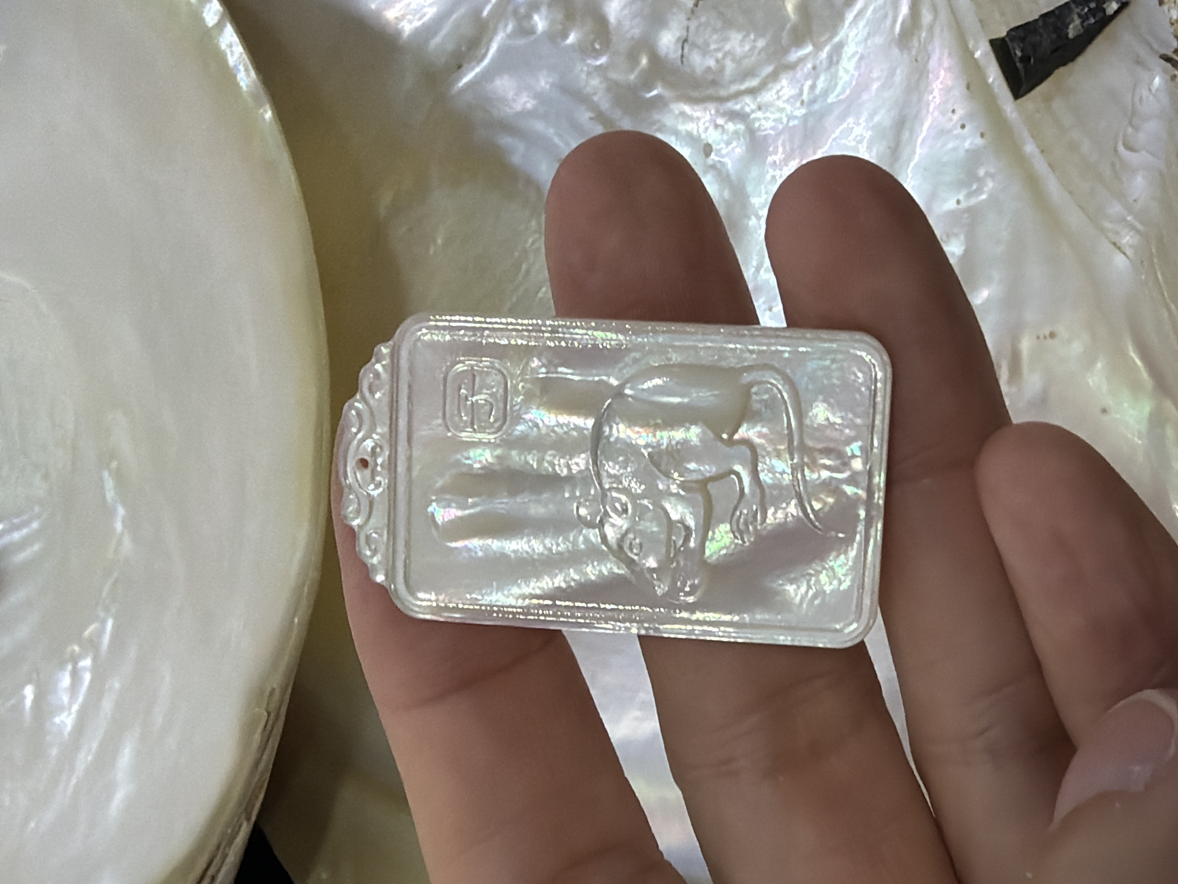 農曆新年巨獻（30%off) 印尼純天然白貝母精雕 #19 屬鼠守護 千手觀音4*2.3cm（會加持配頸繩）