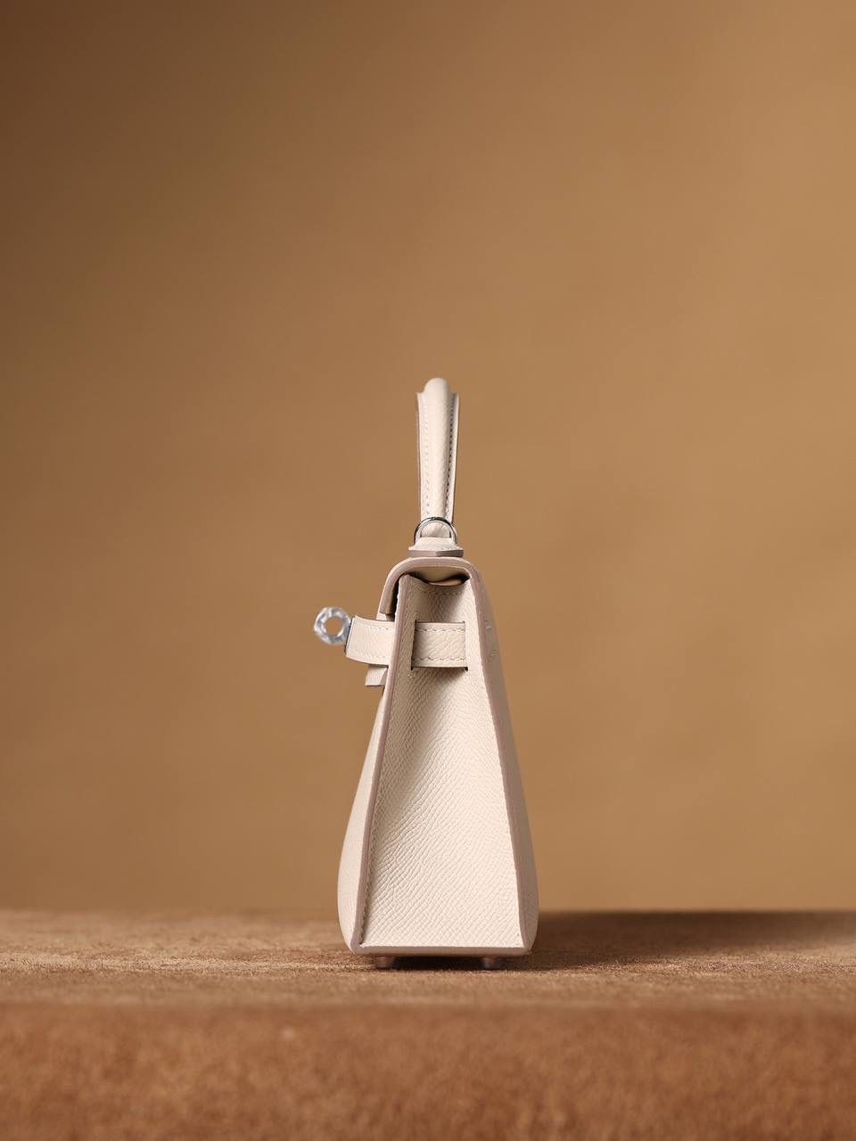 HERMES 爱马仕 Mini Kelly 二代 👜✨ Mini Kelly 二代 奶昔白银扣 高清实拍图 尺寸：19*12*6cm Hermès爱马仕是世界著名的奢侈品品牌，1837年由Thierry Hermès创立于法国巴黎。爱马仕早年以制造高级马具起家，迄今已有180年的悠久历史。 其整个品牌从整体到细节以及专卖店，都弥漫着浓郁的以马文化为中心的深厚底蕴🎀