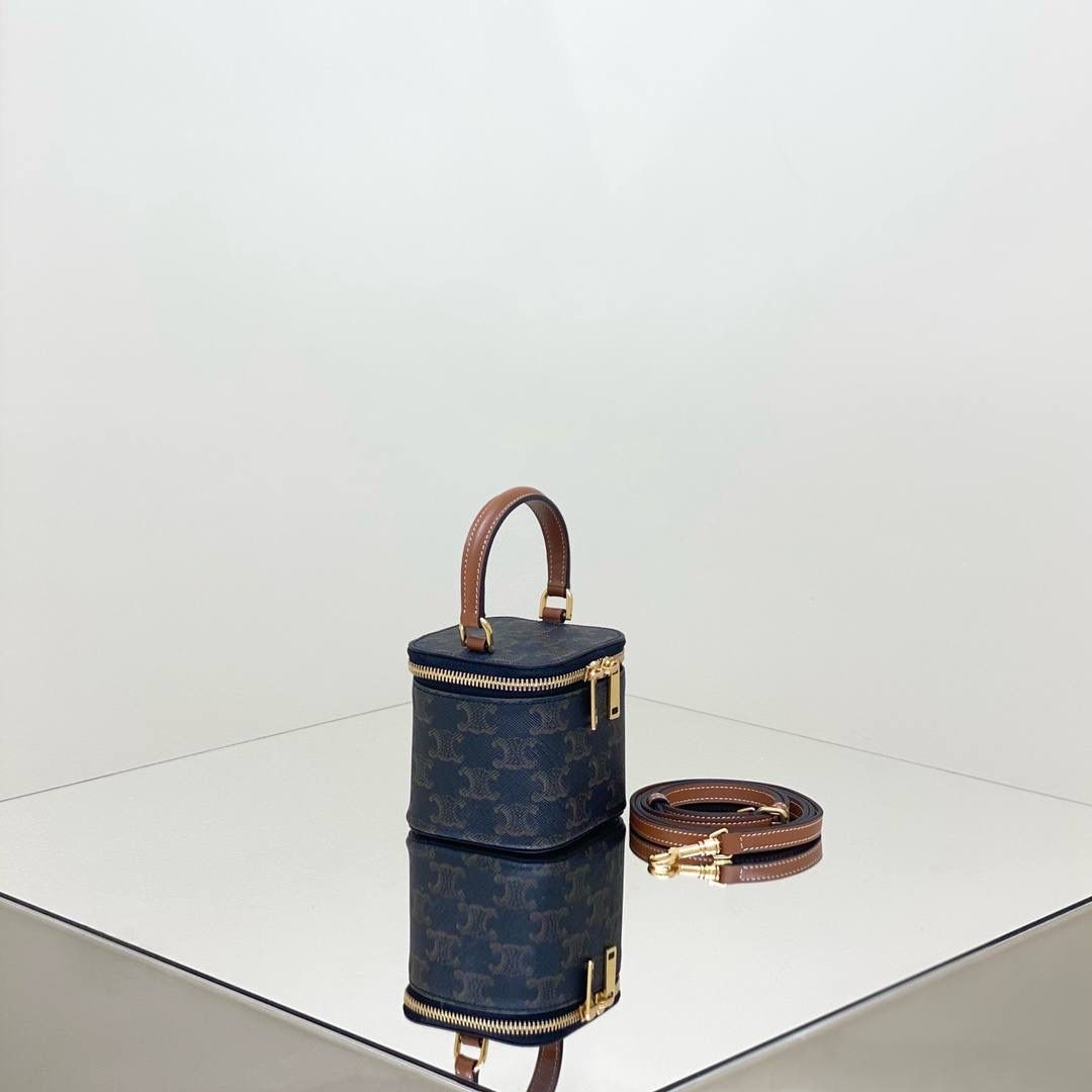 🔥大货实拍图 𝗖𝗘𝗟𝗜𝗡𝗘 ♥ 𝗧𝗥𝗜𝗢𝗠𝗣𝗛𝗘迷你小方盒 型号：10J762 尺寸：9.5*8*9cm CELINE女孩盲冲新款迷你小盒子，可爱到💥，夏天搭短袖，冬天配大衣，都是随手一拎就可以出门，到手就是大写真香～