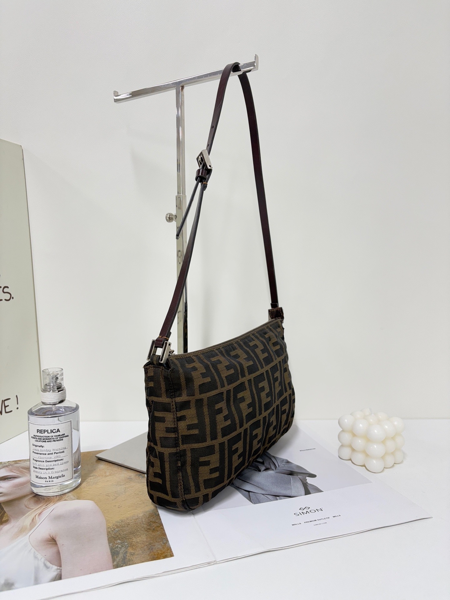 【預訂貨品】Fendi老花法棍腋下包