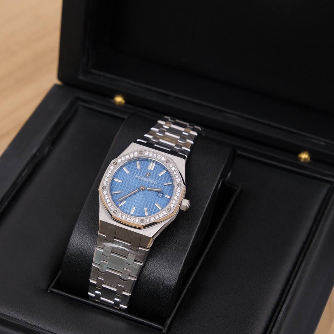 爱彼皇家橡树系列女士腕表 33mm 蓝色格纹表盘 镶钻表圈