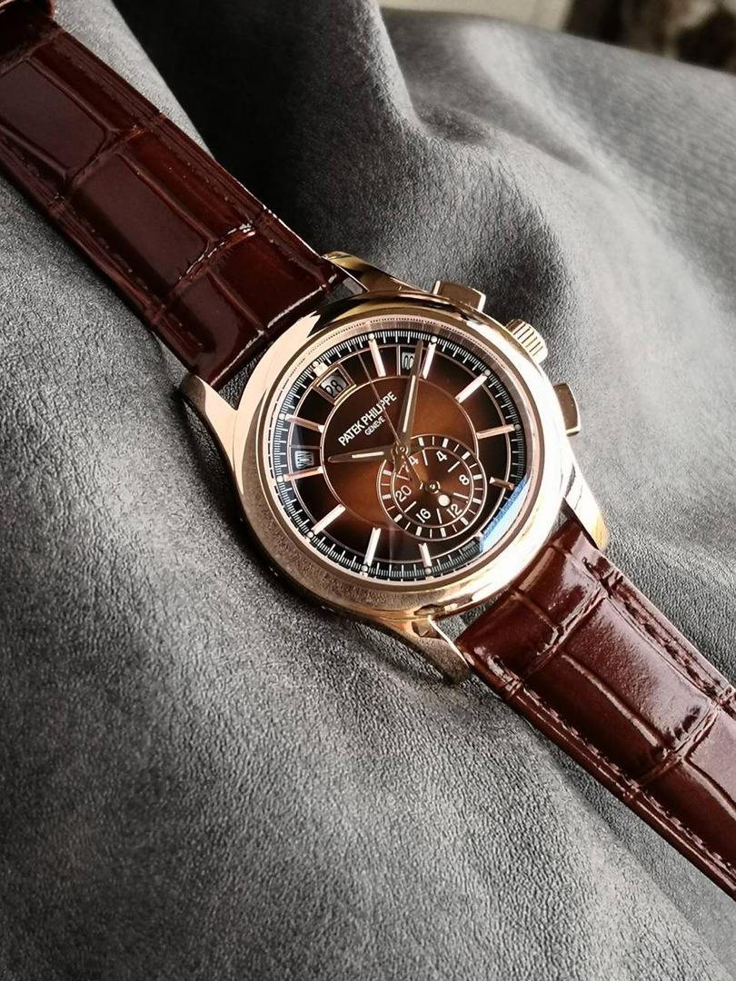 2024墙裂推荐 重金打造经典时计】——百达.翡丽复杂功能系列5905R-010重磅登场，迄今推出的首款Nautilus复杂腕表，以超复杂的工艺技术打造休闲运动腕表。 1⃣️小身板大能量：尽揽以下功能∶12点位日历功能 10点位星期功能 2点位星期功能 6点位24小时。所有功能都可正常使用。 2⃣️机芯采用复刻版Cal.240自动上链机芯，在实现外观的逼真前提下，功能一并完美诠释。 3⃣️改装大师独立制表人，倾情参与定制改装表盘颜色，给予独一无二的腕表增添有趣的灵魂！ 匠心力作 欢迎各位表友品鉴！