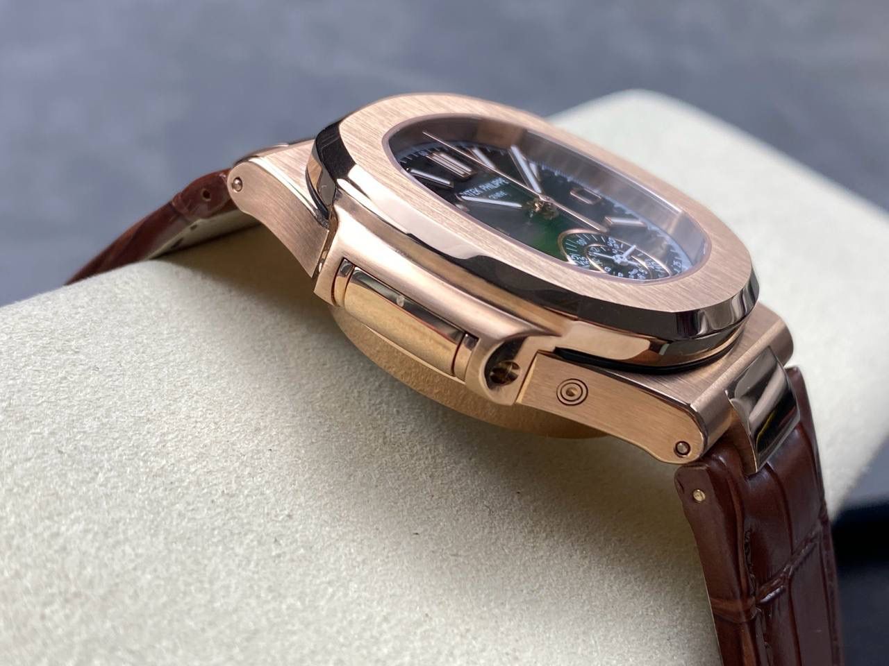 V2版真功能🌐真小秒！3K工厂 百达翡丽鹦鹉螺5980/1A-014多功能计时腕表V2版本，真小秒、真功能！【表壳】腕表尺寸40.5毫米，同正品一致的枕型表壳采用正面拉丝，侧面抛光的两种工艺组合，层次感分明，质感十足。尽显精湛工艺。【表带】采用原装表带一比一量身打造，每节表带的中央抛光部位，都能呈现钻石的形状，尽显高级质感。【机芯】3K厂采用定制版PP.CH28-520机芯，完美还原正品，时分秒，日期，和计时大秒功能。3K匠心之作，欢迎各位表友品鉴🌐