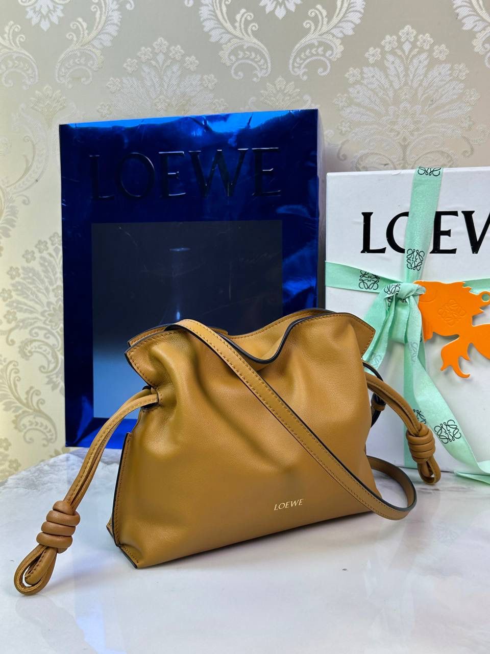 全新升级—中号𝙁𝙡𝙖𝙢𝙚𝙣𝙘𝙤出货啦✅ ❤️升级版福袋正面新增品牌烫金𝙇𝙤𝙜𝙤代替压印𝙇𝙤𝙜𝙤，肩带加宽同时增加两侧狗扣五金代替原本皮穿扣肩带，精致又便捷🥰 ❤️独家定制皮料五金，小牛皮皮质手感十分柔软且耐用，肩带🉑拆卸🉑调节，多种背法任你选择，容量超大，日常出行必备😍 ❤️独家品控，完全对版细节，全套礼盒🎁包装给你满满的仪式感🥰 中号尺寸：𝟑𝟎-𝟏𝟎.𝟓-𝟐𝟒.𝟓𝐜𝐦 款号：052028棕色