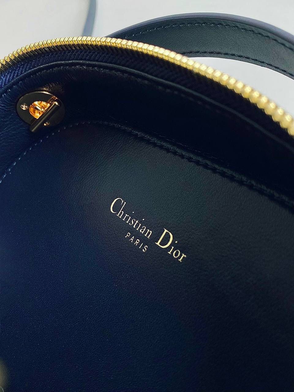 🈶老花蓝 𝗗𝗜𝗢𝗥 𝗦𝗶𝗴𝗻𝗮𝘁𝘂𝗿𝗲 椭圆相机包 全新系列一出直接萌翻天，很难不火 通常在金属包扣或链条装饰的CD字母 这次当了回主角，直接放大像极了猪鼻子 压印浮雕质感和字母的立体弧度，好高级 成了包身上一眼就能看到的重点元素 手拎俏皮可爱，出席晚宴也非常的优雅 斜挎随性灵动啊，别具一格独树一帜，都去冲 18×11×6.5cm，#8121m