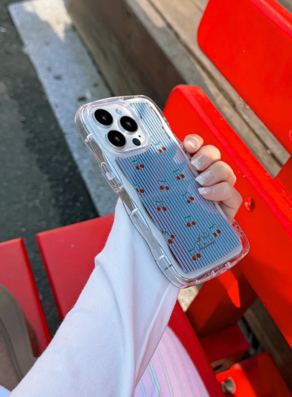 【Cherries in blue stripe】波浪邊框鏡面 iPhone Case