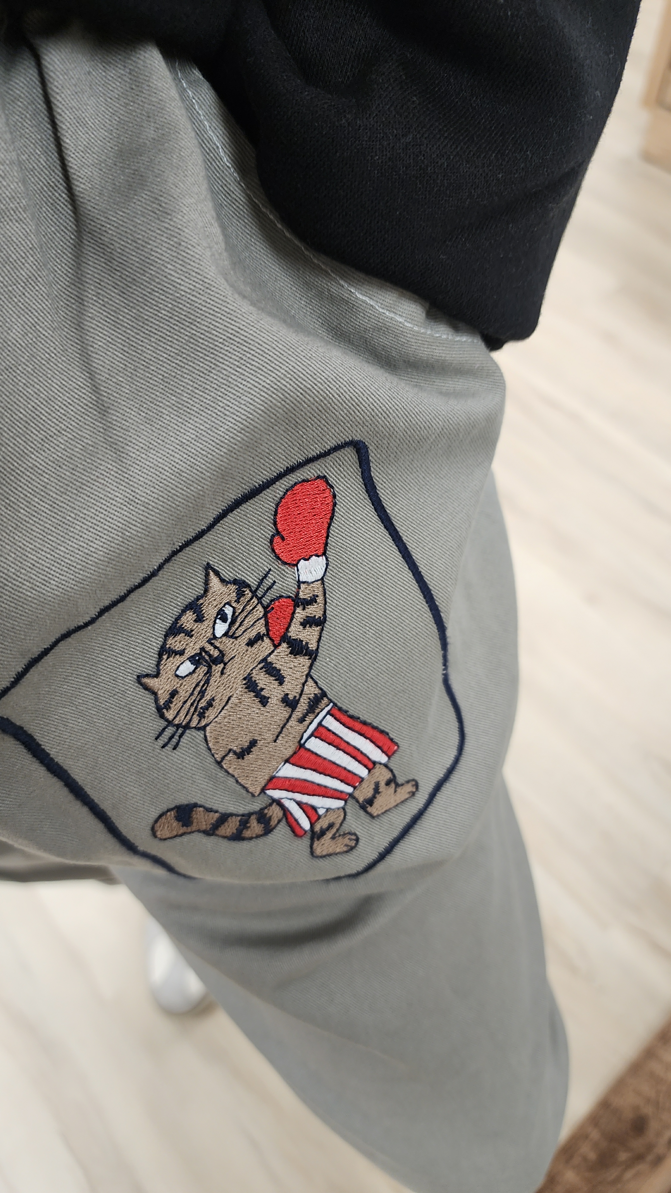 日牌灰拼拳手貓貓刺繡橡筋棉麻褲