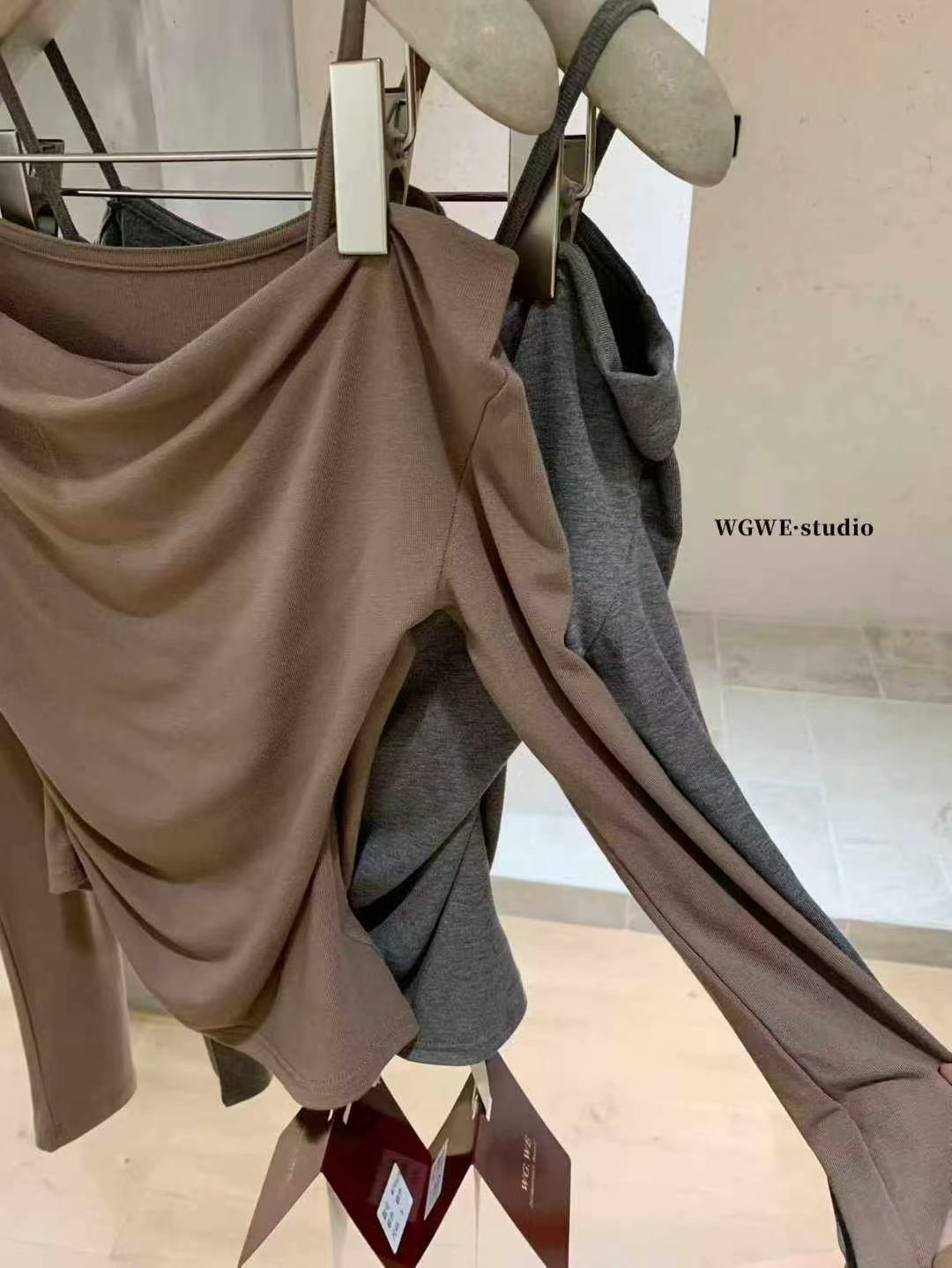 1715 RUCHED OFF-SHOULDER TOP 褶皱一字肩上衣