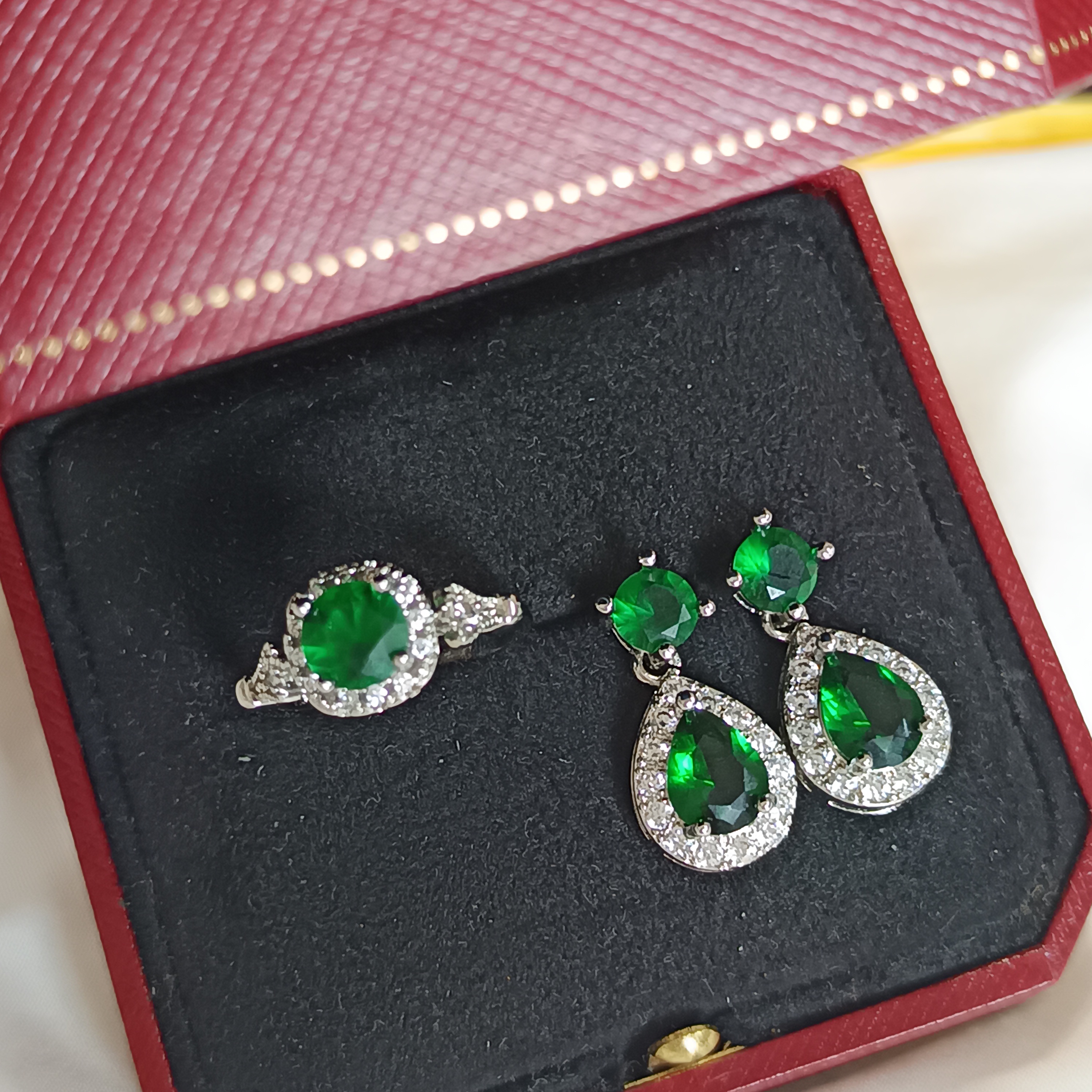 🎉年末虧本清倉‼️仿祖母綠耳釘戒指2件套