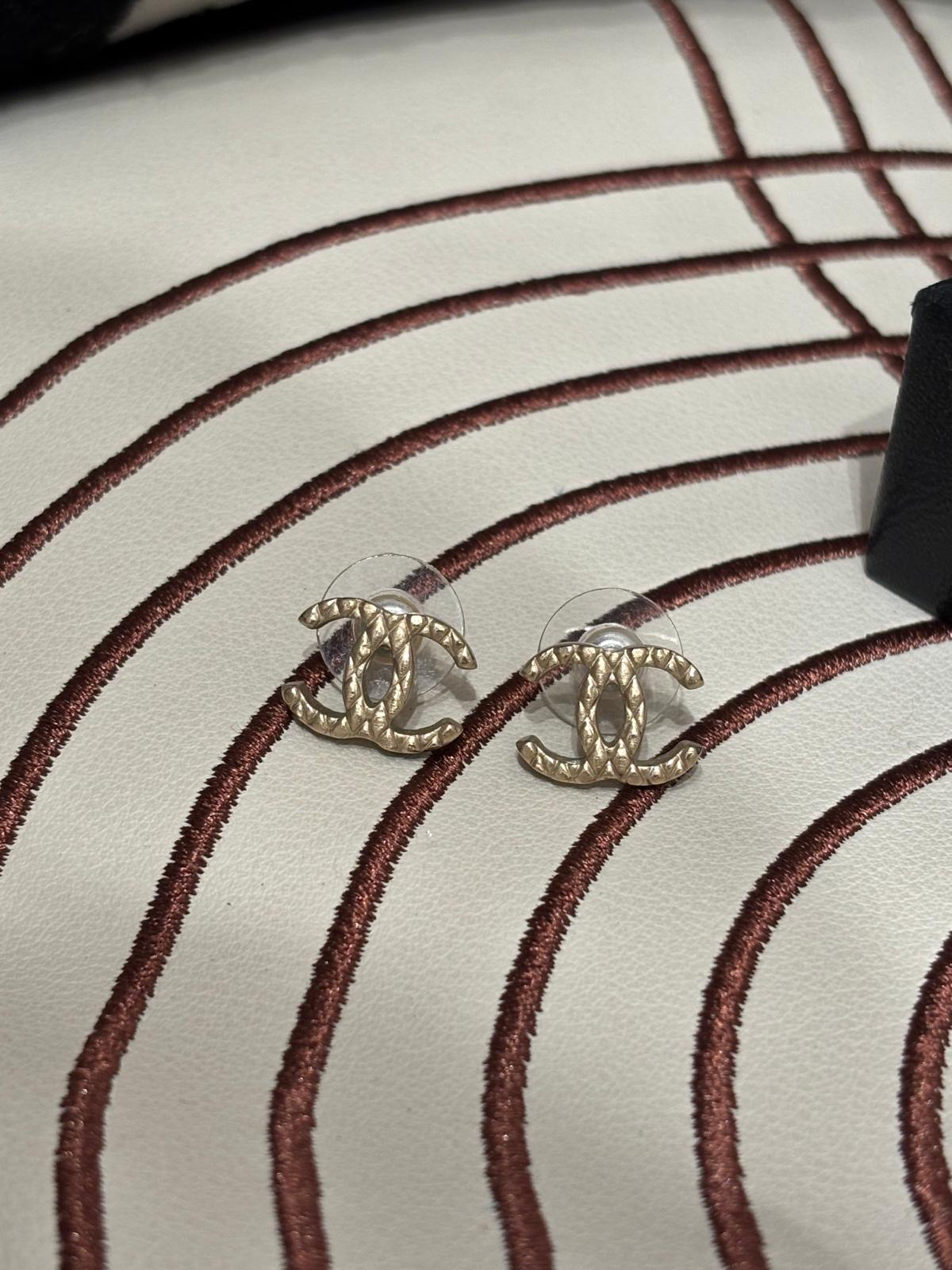 Chanel CC Earrings 100%Authentic, 99%New ✅Box