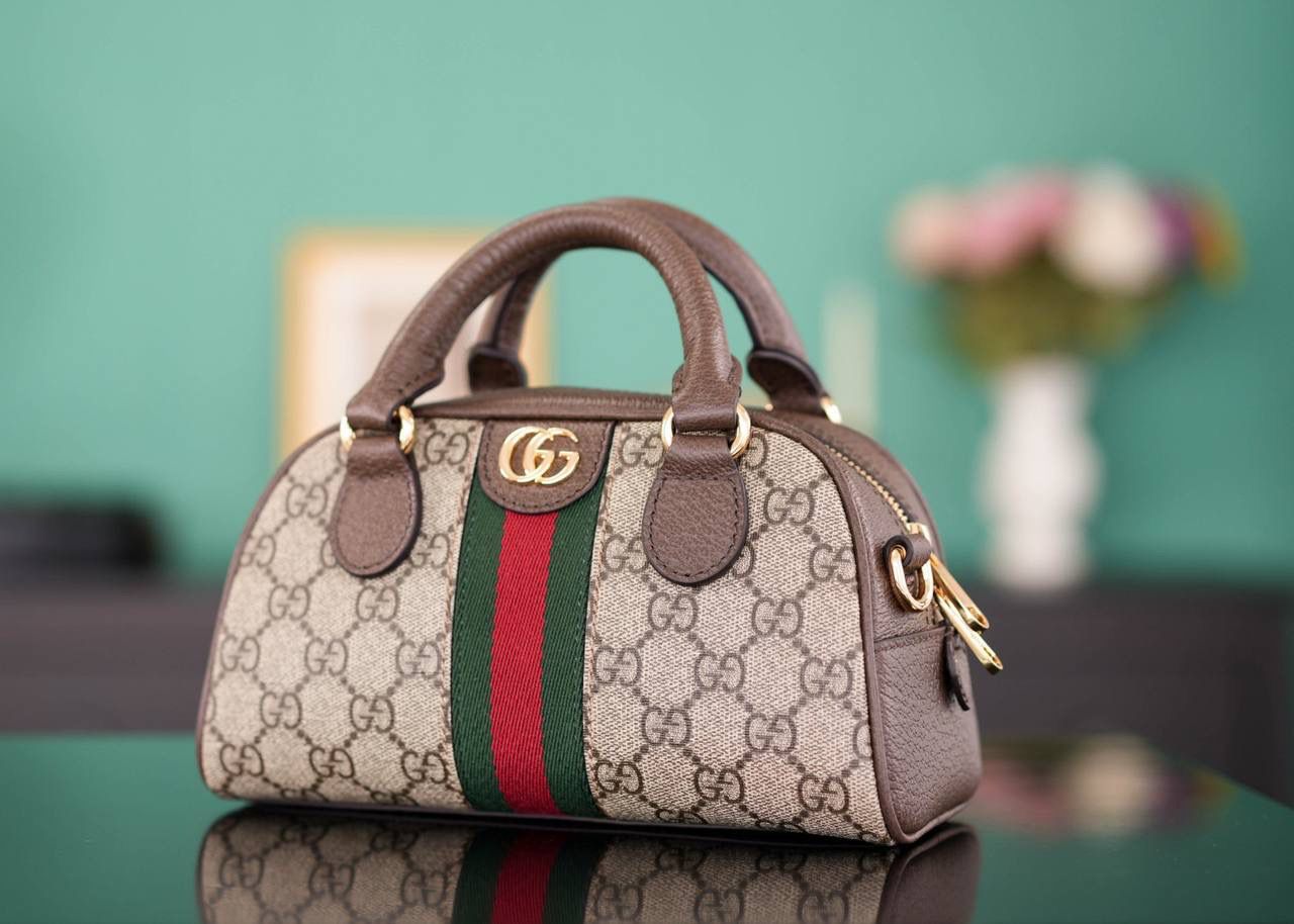 🥯GG Ophidia系列迷你手提包 波士顿21cm 正品售价,500 包身简洁大方，太过繁杂的元素反而会降低档次，强烈推荐! 虽然是迷你尺寸，可是它的容量很可！！！ 官方款号 724606 尺寸：21x12x10cm