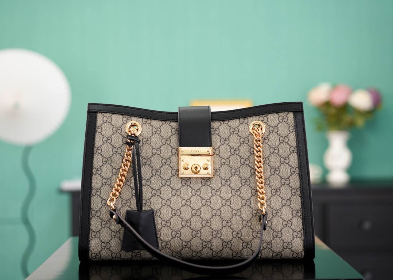 🥯Padlock系列GG中号肩背包 老花黑色 35cm 休闲、随意、有范 且非常大牌的款真的非Padlock这款购物袋不可 这个尺寸比较通勤风一些，大容量 包身轻便，非常适合上班族！ 官方款号 479197 尺寸：35x23.5x14cm