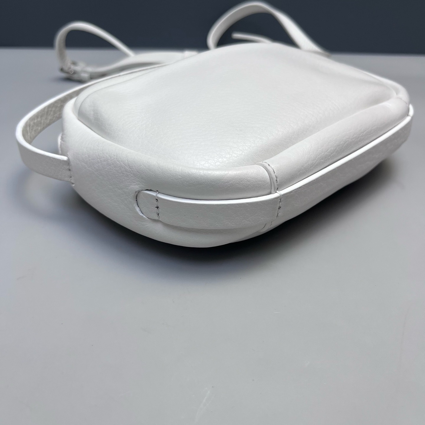 【預訂貨品】巴黎世家白色全皮相機包