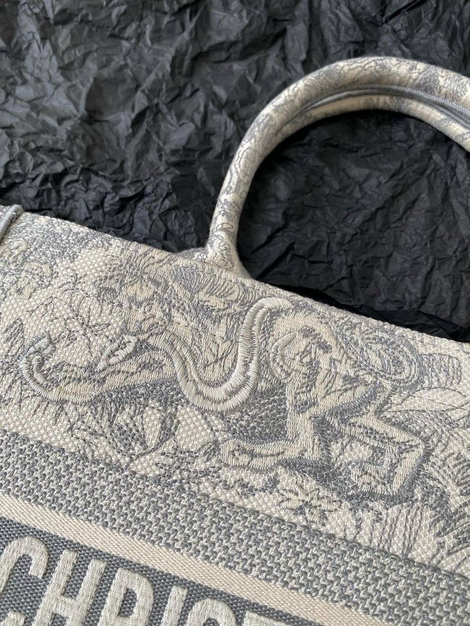 🈶灰老虎，中号 𝗖𝗗 𝗕𝗼𝗼𝗸 𝘁𝗼𝘁𝗲丛林系列购物袋 全手工立体刺绣 凹凸有致 浓厚的复古艺术气息简直是行走的艺术品 🤍 超大容量更是吹爆它 ‼️ 特别适合想把整个家带出门的姑娘 妈咪袋 公文包 旅行出游好帮手 🤟🏻❤️‍🔥 时髦精凹造型必须拥有 36×27×16cm