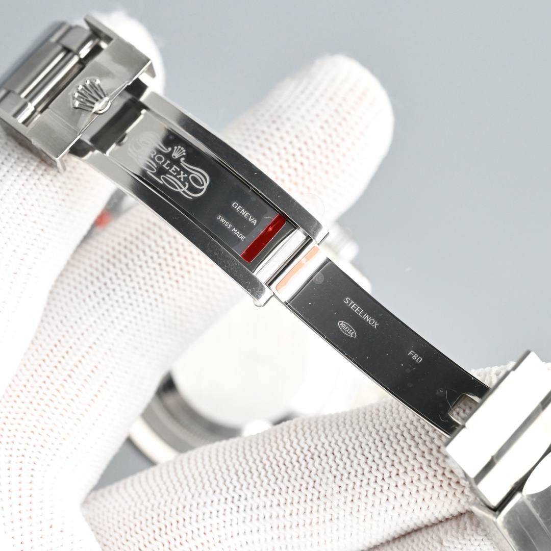 劳力士潜航者41mm水鬼匠心之作来袭： 1⃣️尺寸41MM，同正品，整表采用904L精钢，蓝宝石高透镜面，3点钟位置带2.5倍放大镜（镀蓝膜），搭载3235机芯。 2⃣️夜明珠玉质感明显，夜明珠与时分针夜光粉填充均匀饱满，颜色一致，毫🈚️色差。 3⃣️刻度6/9/12位倒角处理圆润，同正品！与市场货6/9/12位尖锐感形成鲜明对比。 4️⃣陶瓷圈声音清脆，外圈刻字与刻度均采用铂金粉填充，呈现银灰色磨砂质感，与正品一致。 5️⃣内部刻字清晰度高并且立体感明显。 6️⃣时分针放大🈚️任何毛刺感，蘑菇状实心中轴。 7️⃣表扣与正品一致具备弹射效果，内侧没有任何焊接点，一体成形。 8️⃣表带头结构呈三段式拼接效果同正品，与市场立体式效果不同。 极致的细节是HP工厂匠心开发的根本，打造市场最高性价比是HP工厂的诚意！