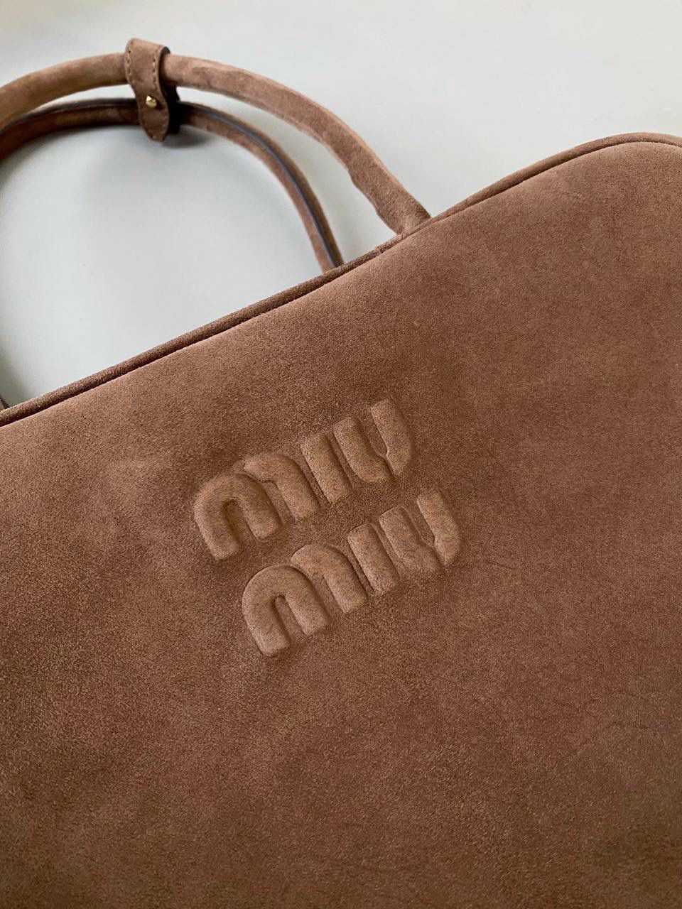 🈶可可棕 𝗠𝗶𝘂𝗠𝗶𝘂24秋冬公文包 今年棕麂皮系列大人气啊！ 深深的巧克力色，满满秋冬味儿～ 绒面皮每年都会有，但是！！ 今年这股风刮的特别猛 从秀场到ins博主穿搭，或者线上门店 几乎都有麂皮元素！ 西装款 夹克 风衣 鞋子 包括包包等 延续去年美拉德色系的颜色， 今年的颜色各种各样，有深有浅 但我唯爱咱miu家的这个巧棕色 绝对秋冬氛围感里，最“增质感”的时髦单品！ 23×34×10cm #F0020m