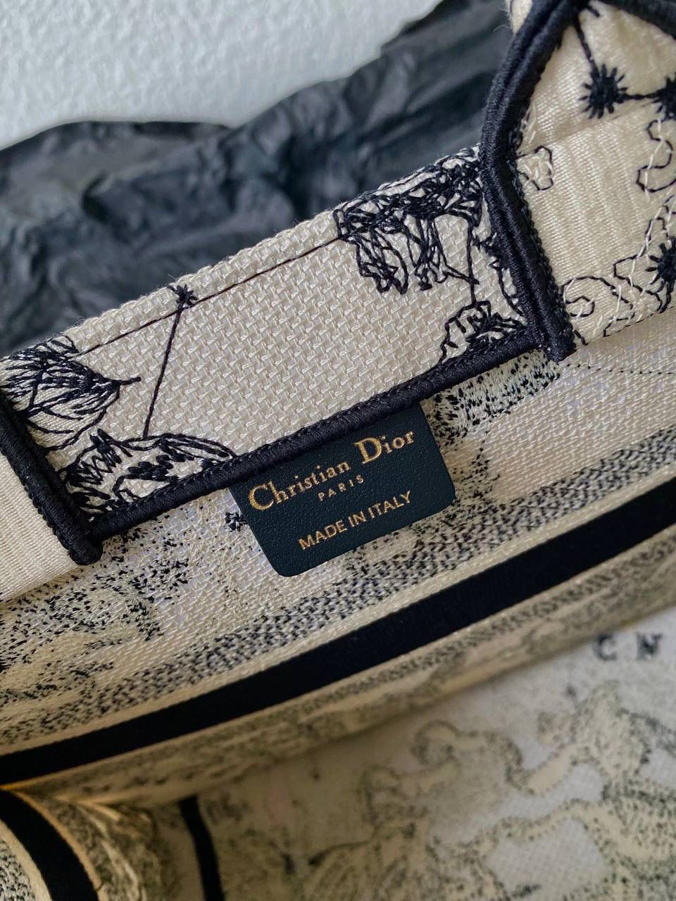 🈶限量星座，小号 𝗗𝗜𝗢𝗥 𝗕𝗼𝗼𝗸 𝘁𝗼𝘁𝗲 购物袋 比mini号大些，比原来的小号小一点‼️ 全手工立体刺绣 凹凸有致 浓厚的复古艺术气息简直是行走的艺术品 超大容量更是吹爆它 🤩🔥 特别适合想把整个家带出门的姑娘 妈咪袋 公文包 旅行出游好帮手 时髦精凹造型必须拥有🤟🏻😎 size:26.5×21×14cm