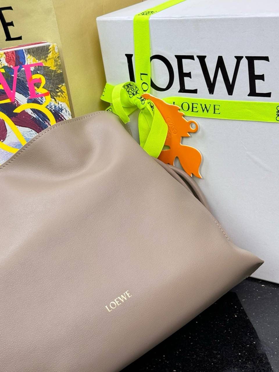 🎈全新升级—中号烫金款𝙁𝙡𝙖𝙢𝙚𝙣𝙘𝙤出货啦✅ ❤️升级版福袋正面新增品牌烫金𝙇𝙤𝙜𝙤代替压印𝙇𝙤𝙜𝙤，肩带加宽同时增加两侧狗扣五金代替原本皮穿扣肩带，精致又便捷🥰 ❤️独家定制皮料五金，小牛皮皮质手感十分柔软且耐用，肩带🉑拆卸🉑调节，多种背法任你选择，容量超大，日常出行必备😍 ❤️独家品控，完全对版细节，全套礼盒🎁包装给你满满的仪式感🥰 中号尺寸：𝟯𝟬-𝟮𝟰.𝟱-𝟭𝟬.𝟱𝗰𝗺 款号：052028 沙色【配全套礼盒】