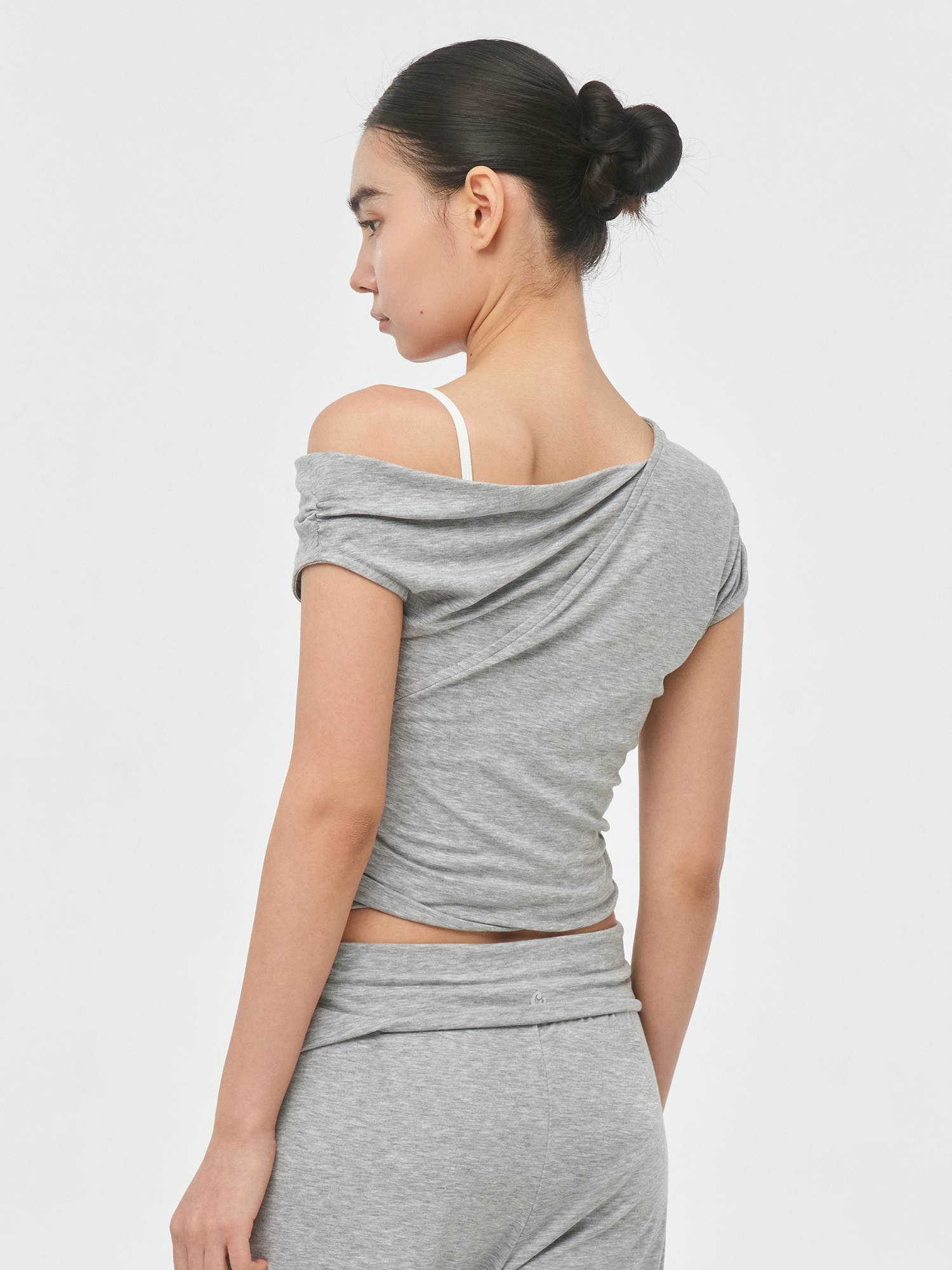預購_Satva Unbalanced Off-Shoulder T-shirt by Conch