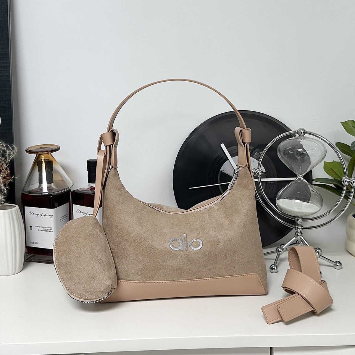 $88隻。2隻起$80隻。多色選擇/Alo麂皮腋下包