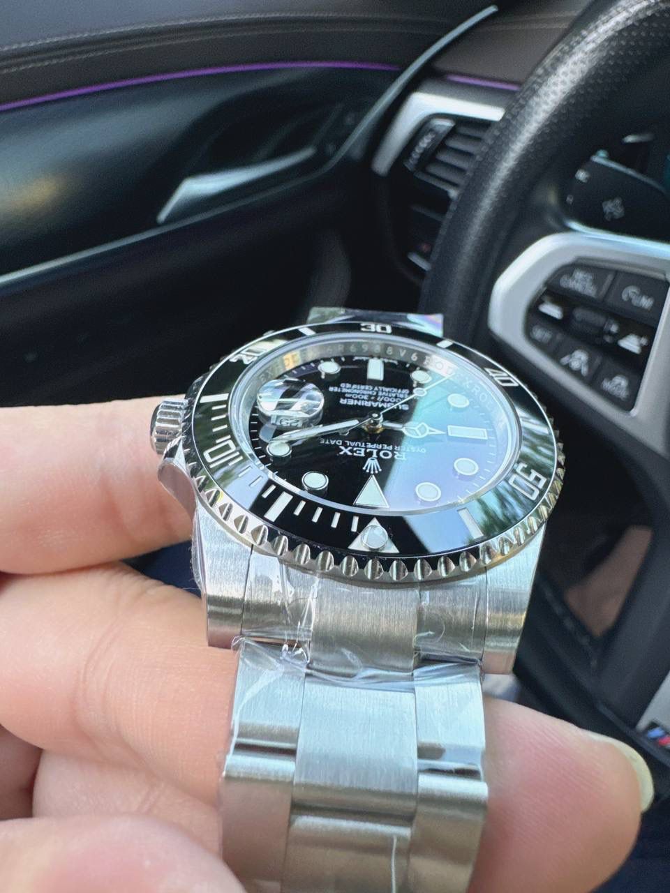 C厂 / CLEAN 劳力士 水鬼 41mm｜绿水鬼 🎮 版本：CM3｜Cal.3235 一体机 真正 41mm 原装尺寸 ✅ 表耳缩小、表带表扣加宽，整体比例全面对标原版；6 点位 SWISS MADE＋皇冠标，质感直接拉满 👑 搭载 克隆 Cal.3235 一体机芯，支持逆调时针、回调日历，结构与功能一致，稳定靠谱。 🔥 核心卖点直接看： 1. Clean 殿堂级绿陶瓷圈：1200℃高温烧制，铂金刻度 PVD 工艺，不掉色不发黑，成色碾压普通版本 💚 2. 圈口转动结构升级为 原装同款圆珠，手感清脆干脆 3. 高透蓝宝石镜面，高度与原装一致，镜面略高于陶瓷圈 👀 4. 表镜与圈口缝隙、壳型厚度 全面对标原版 5. 夜光圆钉饱满不溢，冰蓝夜光效果，边缘打磨细腻 6. 表针升级 实心中轴，拒绝一眼假 限量批次 🎯 室外实拍不 P 图，认准 C厂独立包装＋正确编码