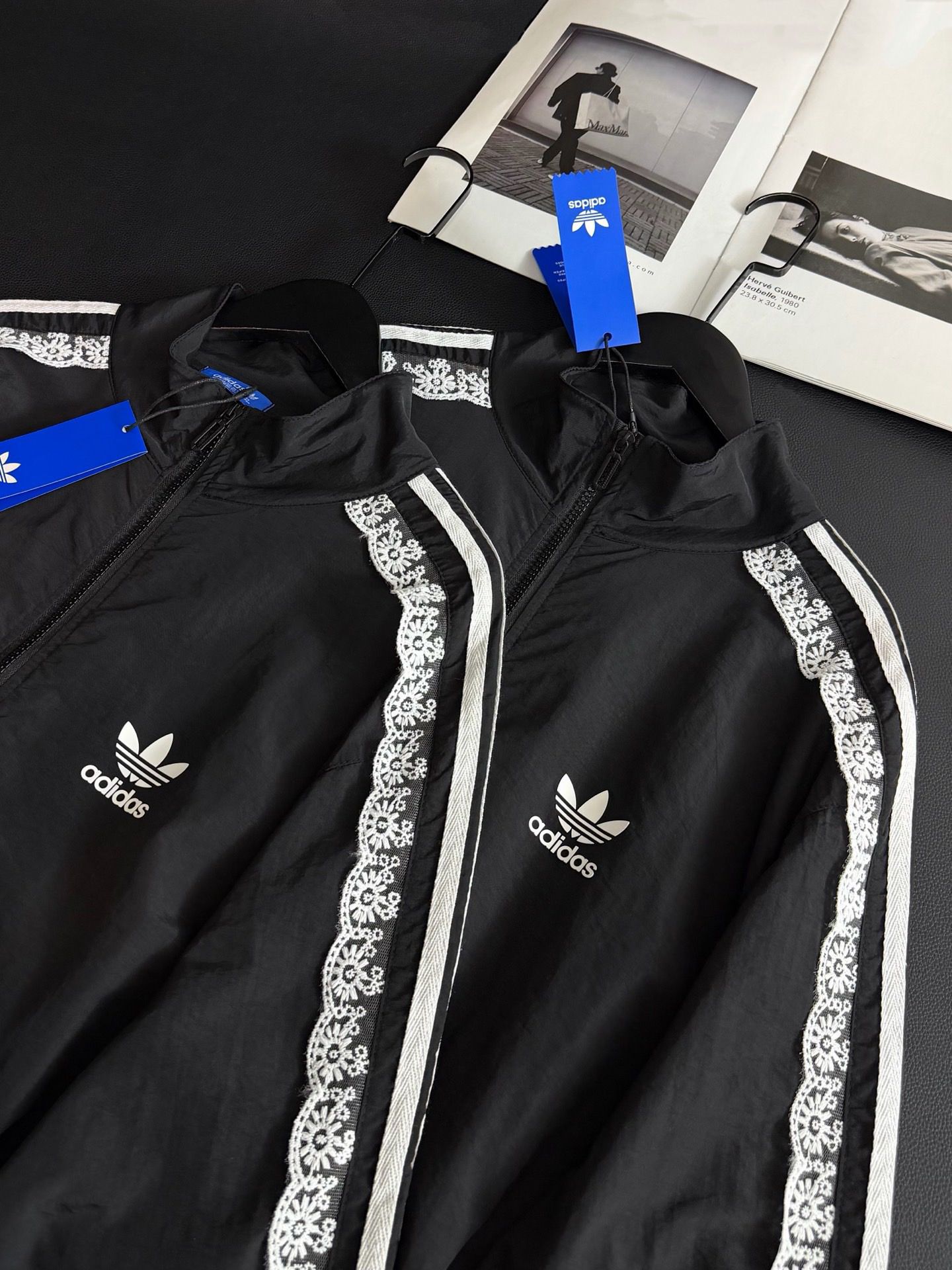 $ 260件。𝗔𝗱𝗶𝗱𝗮𝘀 𝐑𝐞𝐦𝐚𝐤𝐞三葉草古著限定蕾絲花帶短款拉鍊夾克外套