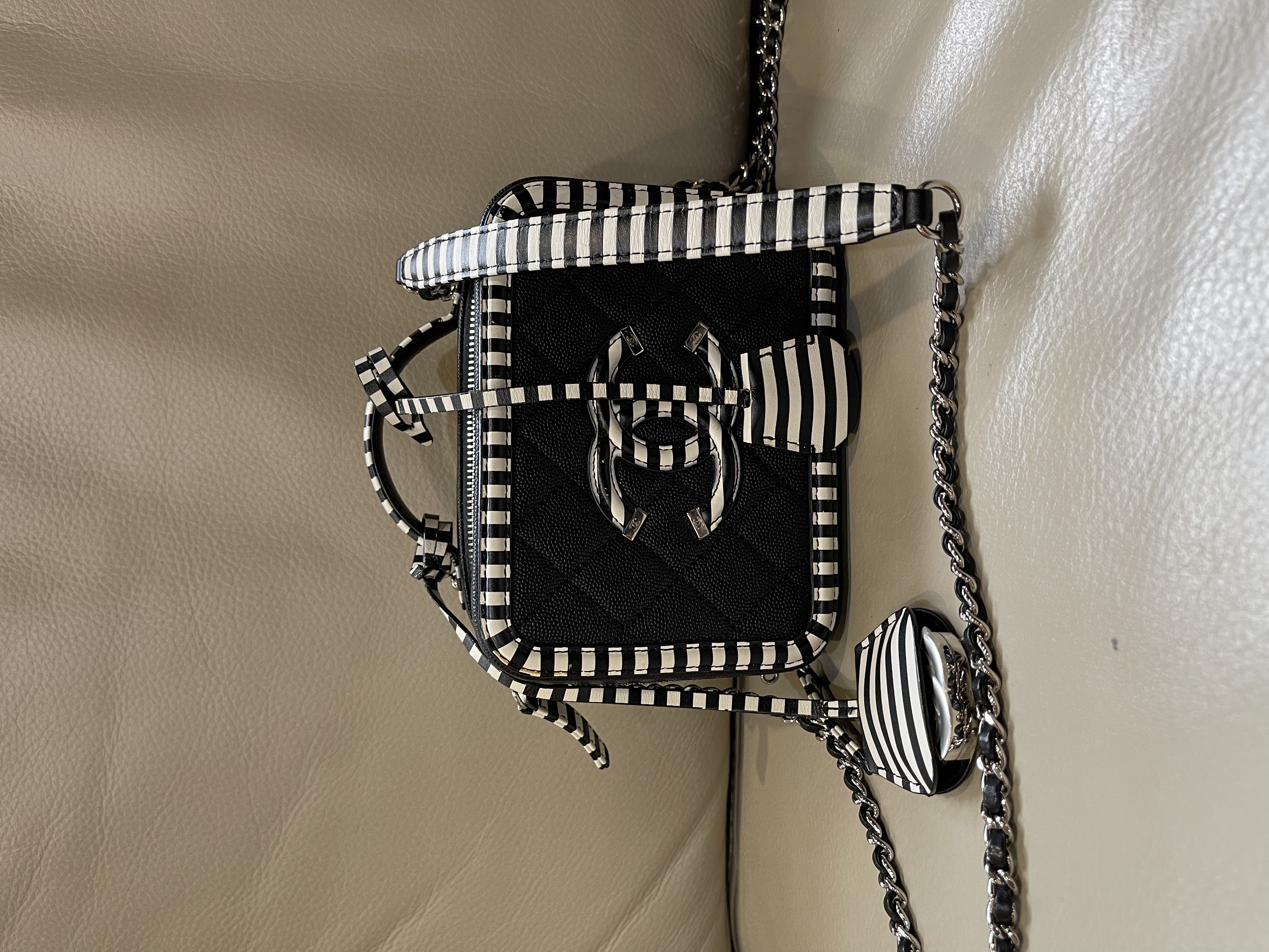 Pre-owned Chanel  Filigree small vanity case