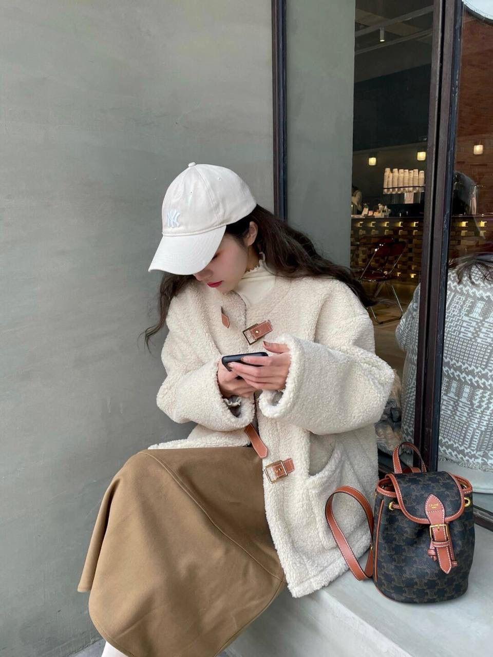 🔥大货实拍图 𝗖𝗘𝗟𝗜𝗡𝗘 ♥𝗧𝗥𝗜𝗢𝗠𝗣𝗛𝗘 𝗖𝗔𝗡𝗩𝗔𝗦 𝗙𝗢𝗟𝗖𝗢 型号：197662 尺寸：17*20*10cm 本命老花mini凯旋门背包🤎复古小巧，实用性设计🔥肩带长度可调节，单肩斜挎都很好看！