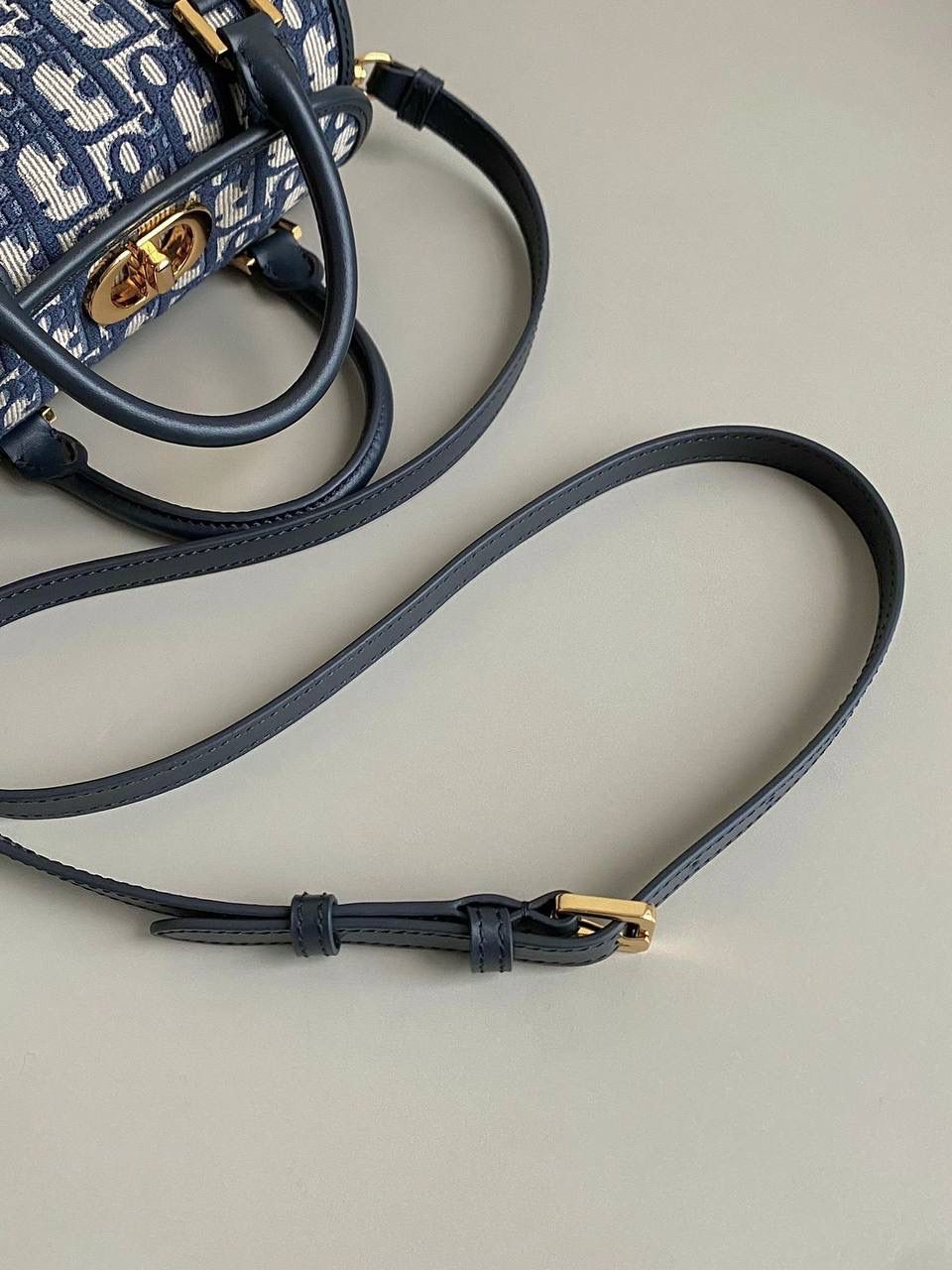 🈶刺绣蓝，小号 𝗗𝗜𝗢𝗥 23秋冬𝗕𝗼𝘀𝘁𝗼𝗻 手袋 复古波士顿回潮，高级怀旧格调 将摩登和优雅刻进骨子里了 不论包里塞满东西或空着、半满 廓形都依然硬挺，不拘泥干脆利落 双重翻盖CD开合，可手拎可斜挎 在当下追赶不完的时髦潮流 我更偏爱这只小可爱，秋冬绝搭 20×12.5×16.2cm，7503m