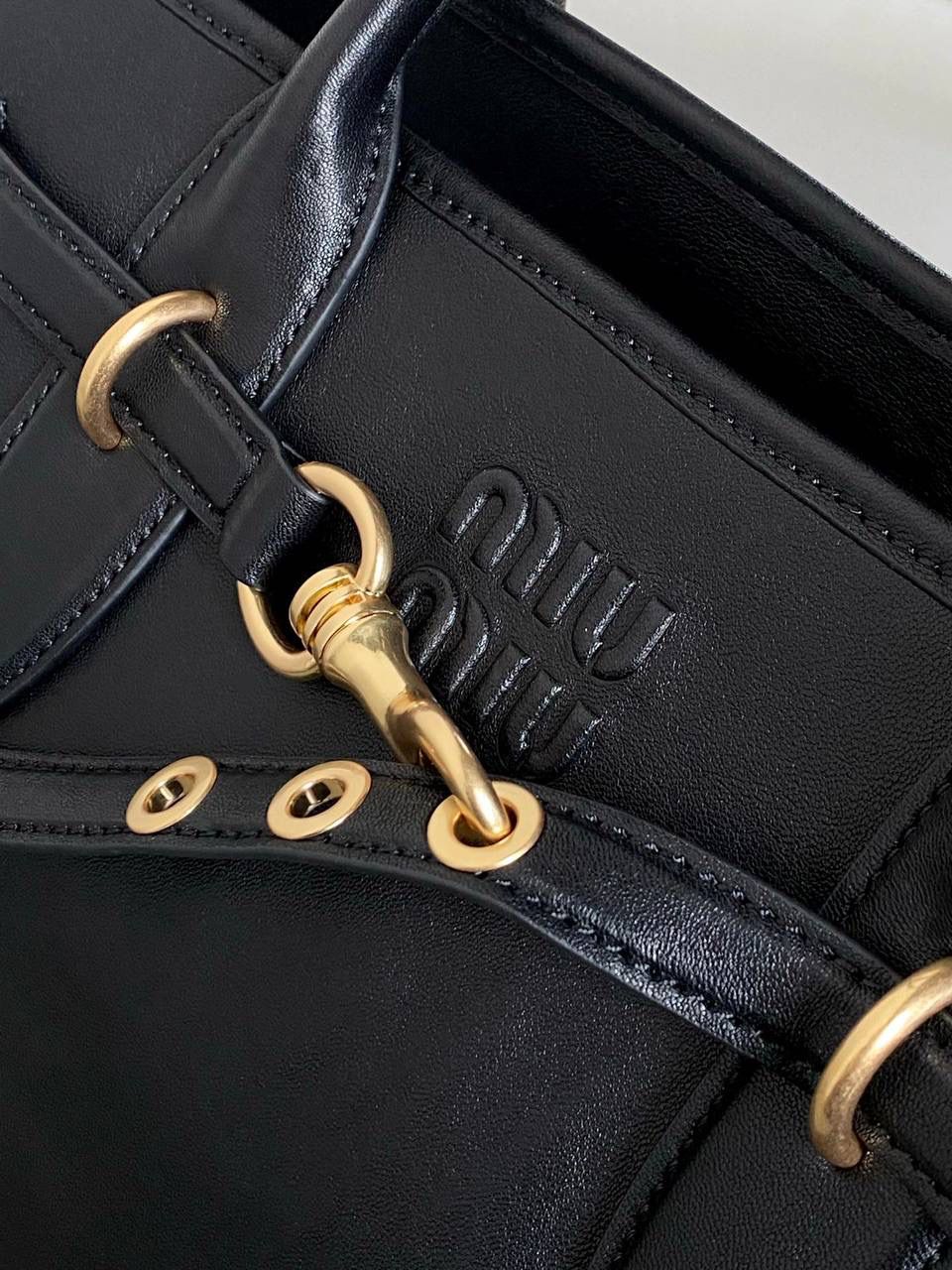 🈶黑色色 𝗠𝗶𝘂𝗠𝗶𝘂 手提包·横版 这只Aventure我要夸爆它！ 绝对是公文包中的颜值天花板 这款有多难买不用多说，绝对的断货王 酷酷的慵懒感洋气且时髦 还有一丢vintage感，超有调 上班通勤，日常出街都超出片 22.5×44×14.5cm #F0023m