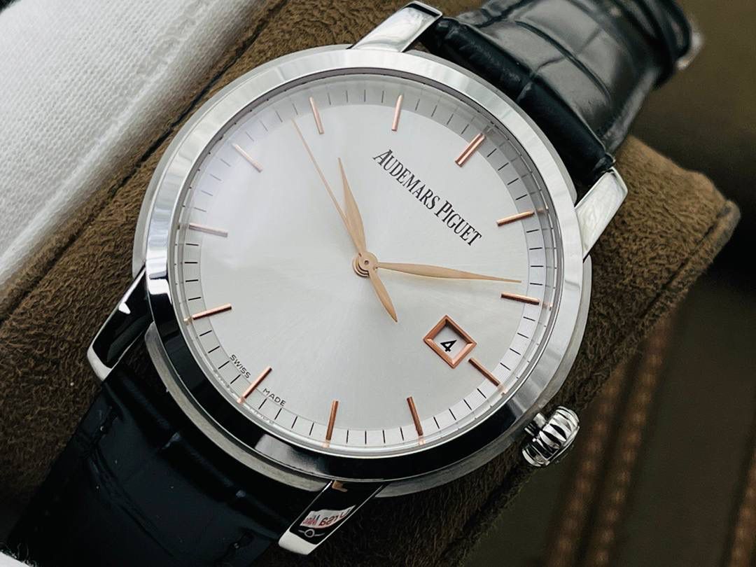 原版开模 市场最高版本 爱.彼 JULES AUDEMARS系列男士腕表！ 1⃣️机芯型号：2824改3120自动机械，透底设计！稳定零返修！ 2⃣️表径41毫米！ 3⃣️大三针简约表盘！ 4⃣️316L精钢壳套！