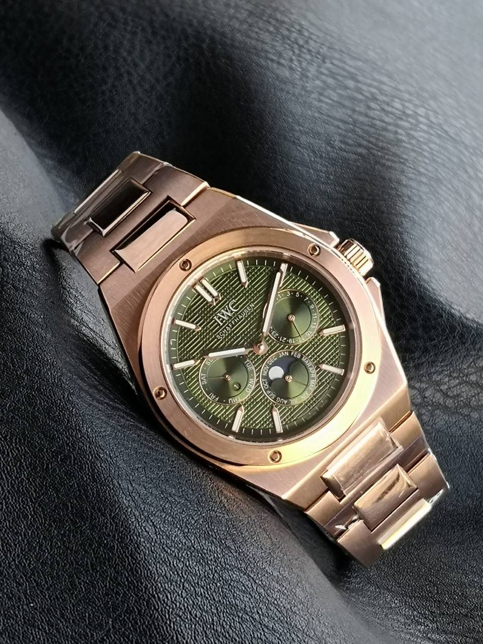 万国工程师系列万年历腕表，复刻界最复杂的腕表，所有功能同步原装，所有功能调节通过把头控制. 1⃣️【功能介绍】3点钟位置显示日历，9点钟位置显示星期，6点钟月份月相指针显示。 2⃣️【做工精细】外壳采用原版同样的三件套结构，中间拉丝，上下壳为抛光，镜面采用高成本的锅盖形蓝宝石，使其质感提升。 3⃣️【机芯性能】尺寸41.6mm,机芯采用天津机芯改82600，高效稳定，动力时间长达72小时以上，进行加装复杂的万年历模块，而且同步所有功能实现同步原装通过把头调节。 4⃣️【⚠️注意事项】由于万年历模块十分复杂在出货前都会调准时间，客户收到直接上链上手佩戴即可，⚠️请不要轻易乱调，由于机芯加装升级功能，调节需慢慢按调。