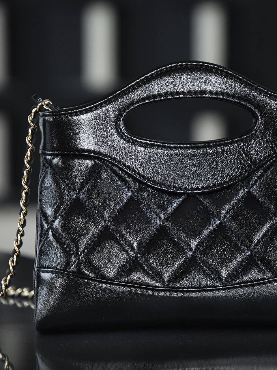 Nano 31Bag鑒定版👜 一包一碼 支持全球鑒定查驗身份證原廠專G Bonaudo皮料過關清單資料可査詢 夢中情包31bag nano從設計上看，它的鏤空固定手柄設計十分吸睛，成為整個包的獨特亮點，開口採用磁吸設計，開合輕鬆便捷。 搭配的一條皮穿鏈肩帶，無論是單肩背還是斜挎，都能完美適配各種身形，輕鬆打造出不同風格，相信我，一旦擁有，你定會愛不釋手！ 五金：厚镀14k淡金 皮料：Bonaudo亮面小羊皮 尺寸：20*17.5*3.5cm