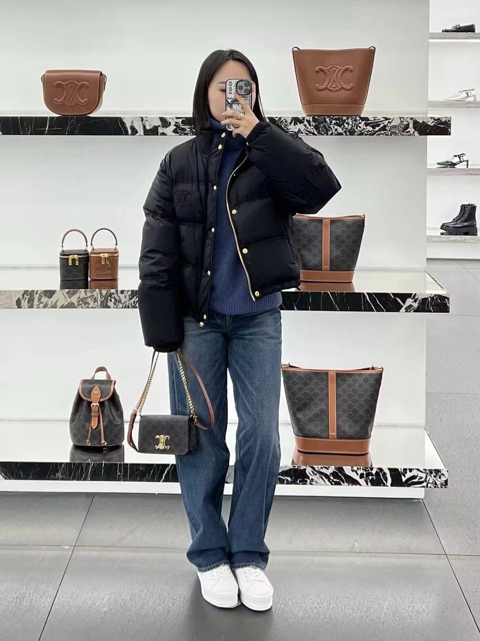 🔥大货实拍图 𝗖𝗘𝗟𝗜𝗡𝗘 ♥️ 𝗠𝘂𝗹𝘁𝗶𝗽𝗼𝗰𝗵𝗲𝘁𝘁𝗲三合一 型号：10L972 尺寸：20.5*11*4cm CELINE也太懂女孩子需要什么了吧～新款包袋有两条肩带哦，斜挎背让你更方便行动自由，腋下背让你更好展示自己的风格！