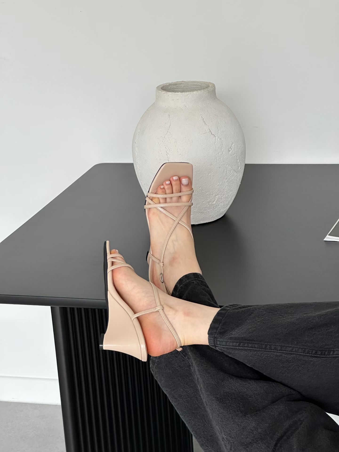 Cross straps heeled sandals 