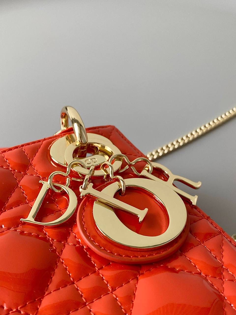 🈶亮橙色🧡𝗗𝗶𝗼𝗿 𝗟𝗮𝗱𝘆三格，漆皮 谁能抗拒这季高饱和度色彩的颜色 明亮又显白，看着心情就很好 夏天用简直不要太合适，乖到炸了 17×15×7cm