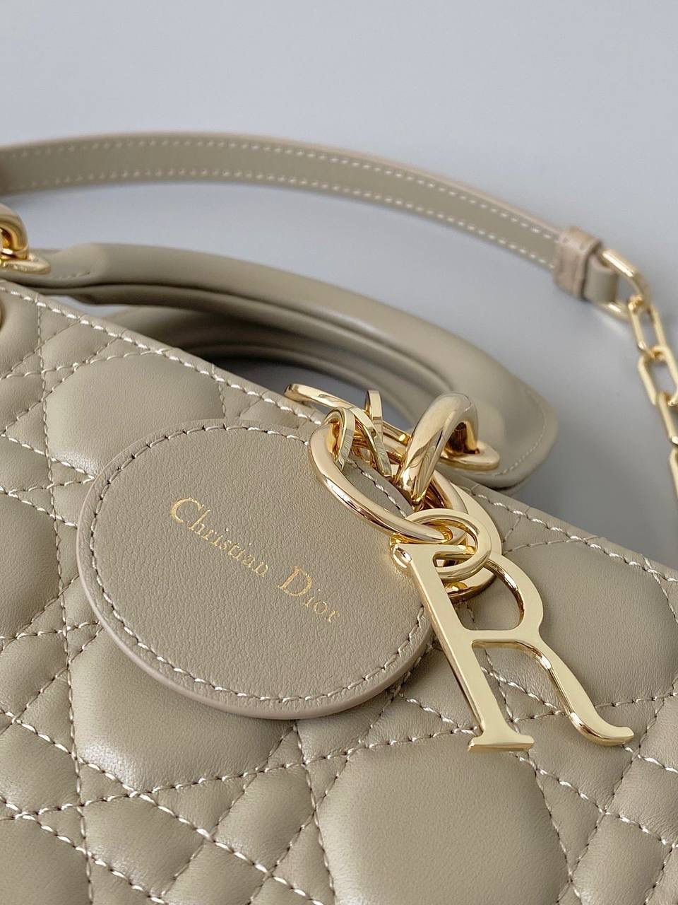 奶茶色🤎 𝗗𝗶𝗼𝗿 𝗗-𝗝𝗼𝘆 𝗯𝗮𝗴羊皮新色 时尚果然就是轮回，回归了一把中古戴妃 长方包形，短链条➕细长肩带直接封神！！ 复古时髦感超强，真是什么场合都可以把住 绝对是lady中的天花板了，强势出圈啦姐妹们😍✨ 26 x 13.5 x 5cm