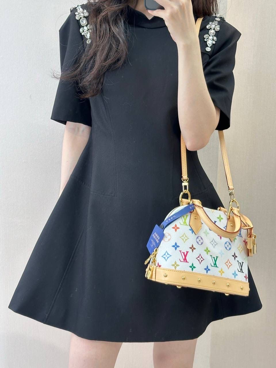 LV白三彩贝壳包👜✨ Alma 的大小加上贝壳包型， 配这个白三彩真的刚刚好 💕 拼皮比例很美， 蝴蝶结＋金色小锁， 又复古又少女，越看越爱 ✨ 📏 尺寸：19 × 13 × 9 cm