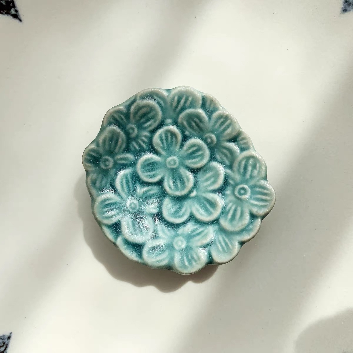 日本釉下彩花朵浮雕筷子架