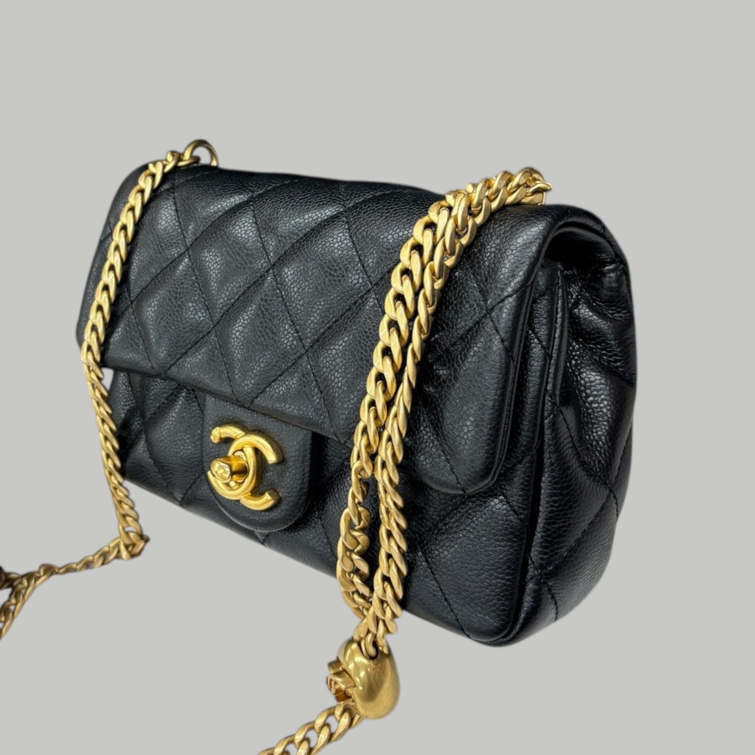 Chanel 23P Caviar 心型調節扣