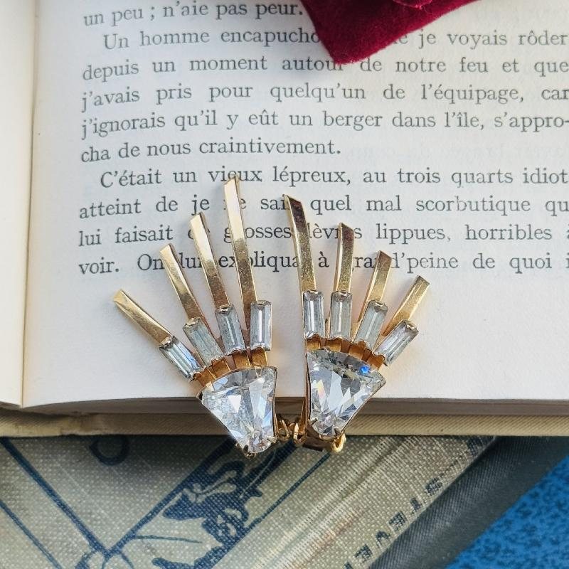 Vintage C.a. 1950s Gold Tone Fan Shape Bejeweled Statement Clip Earrings (MT2236)
