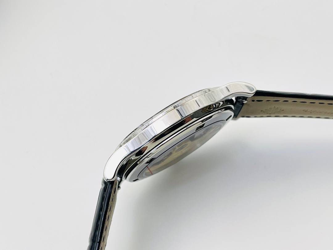 经典再续 百达翡丽古典表系列——5296-001．铂金V4升级版🤩😍细节方面： 1⃣️全新904L打造整体壳套，完善表壳细节，提升打磨质量，独家还原出正品的完美比例和特有质感。日历窗口改大小与正品一致，而非普通正常窗口！ 2⃣️刻度，指针采用最新的贵金属电镀技术加持，效果更佳出彩！ 3⃣️“锅盖型”微凸蓝宝表镜，版型与正品一致，效果通透，辨时清晰。 4⃣️【引领一体机时代】采用定制版Cal.9015改324机芯，超薄稳定性强！ 5⃣️【表带】经典意大利小牛皮表带，纹路清晰，质感上乘。针式表扣打磨齐整光亮，通用原装无压力。