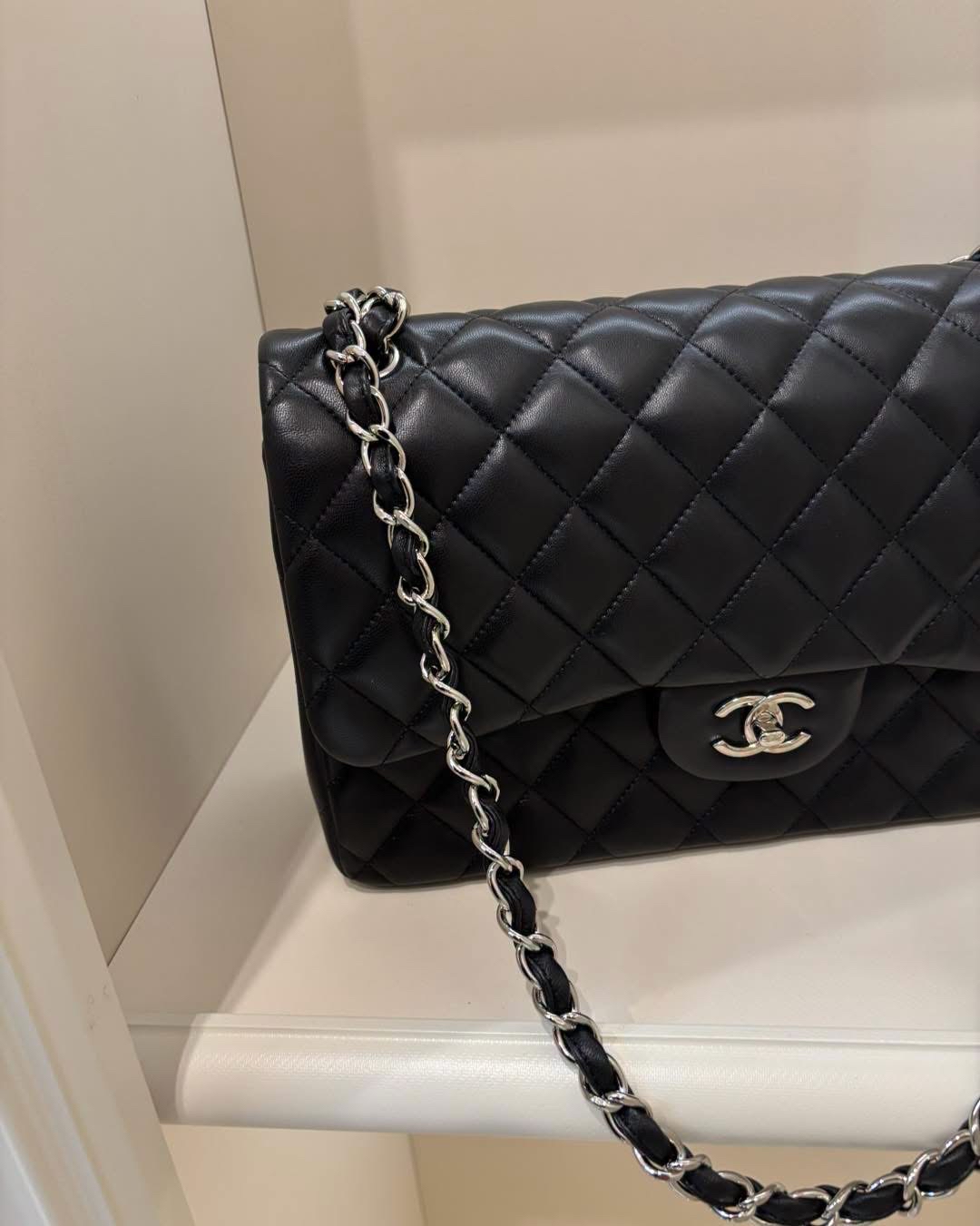 Chanel classic flap 30cm,jumbo A58600 黑色羊皮銀扣100%Authentic ,95%new ✅card ✅塵袋✅box 