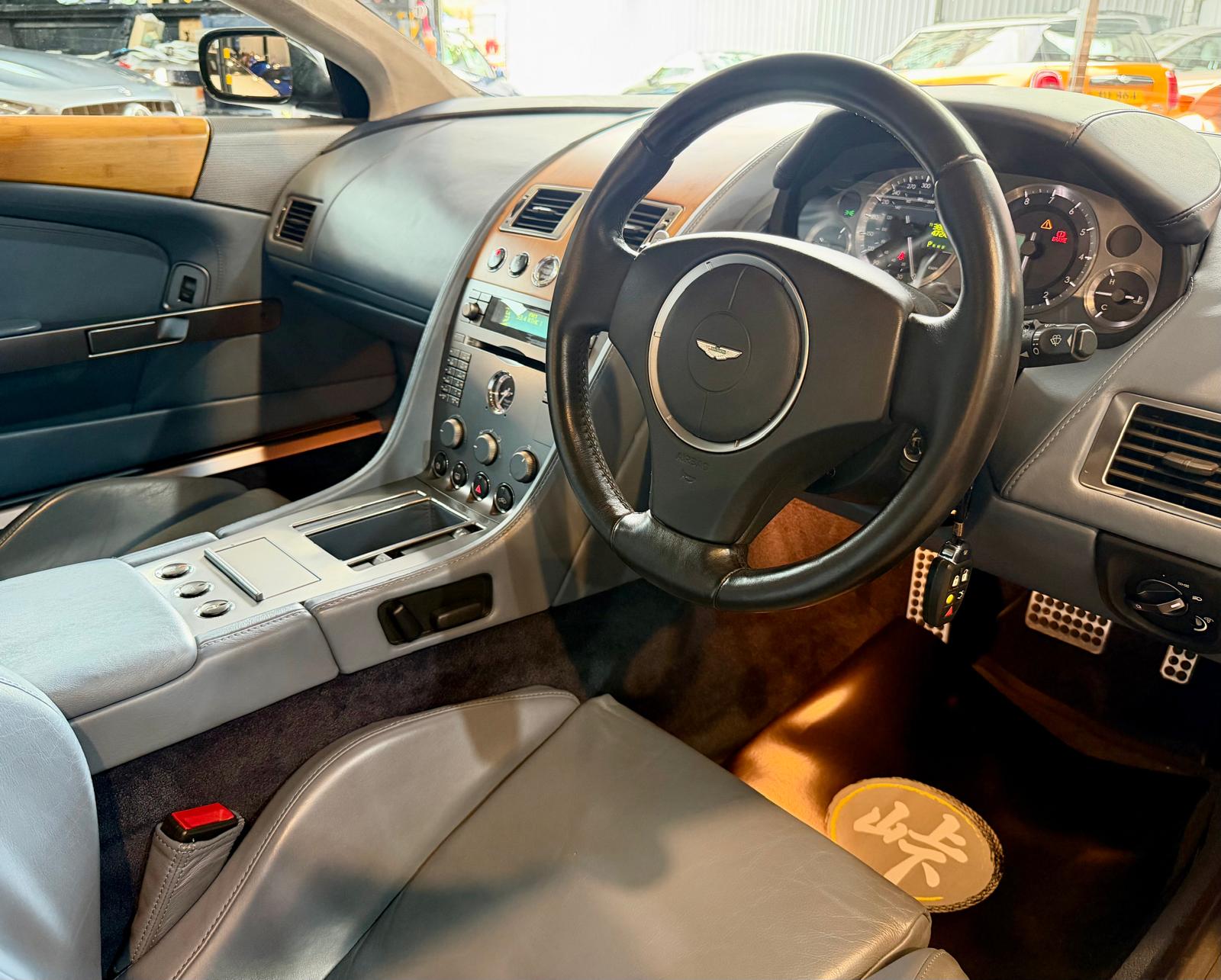 Aston Martin DB9 2004