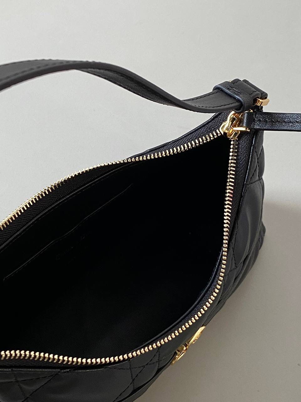 🈶黑色 𝐃𝐢𝐨𝐫 𝐦𝐢𝐬𝐬 𝐜𝐚𝐫𝐨水饺包 喜欢腋下包的有福啦！ miss caro系列的这款迷你单肩包 性价比极高，线条自然流畅 看着虽小，但装promax还绰绰有余 很适合日常出门、通勤、出游、轻装上阵 极尽优雅！ 23×13×6cm #💰118005m